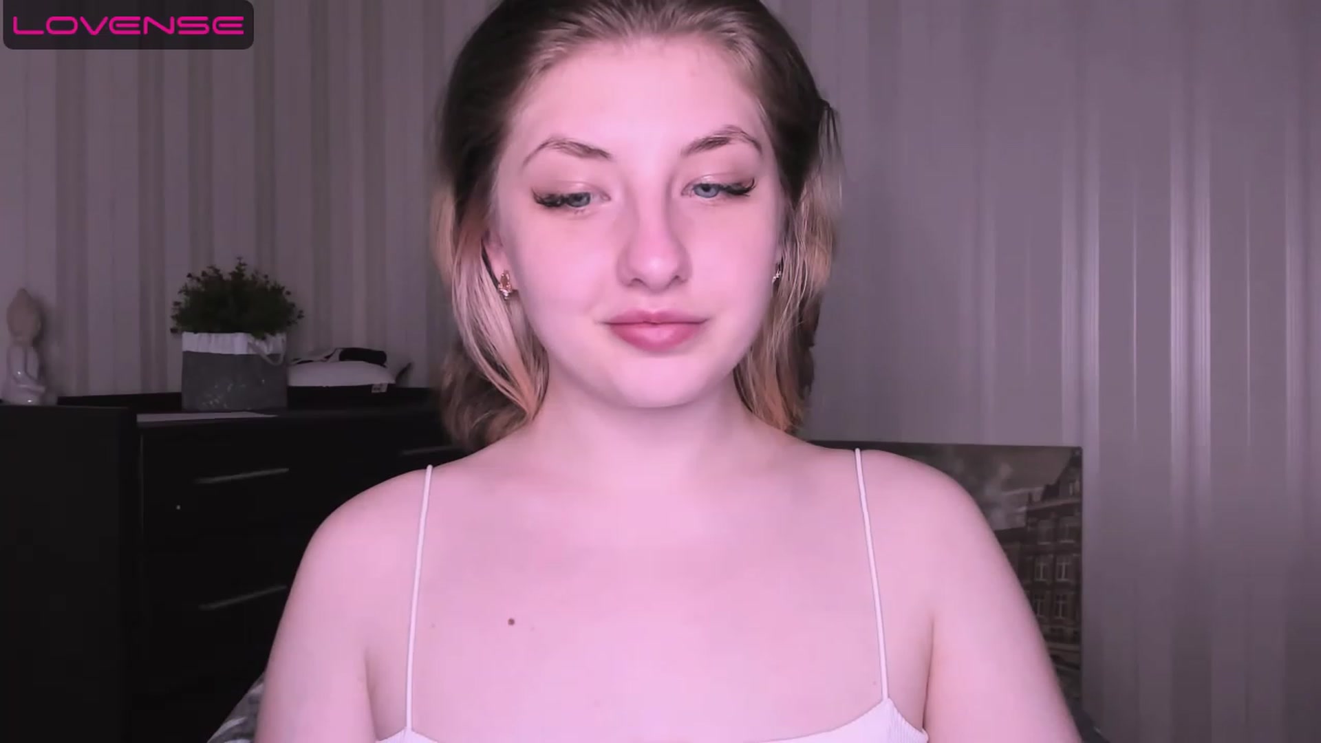 Gallery image thumbnail from WhitePerl's myfreecams stream on, 05/08/2023, 24:02 image 19 of 20