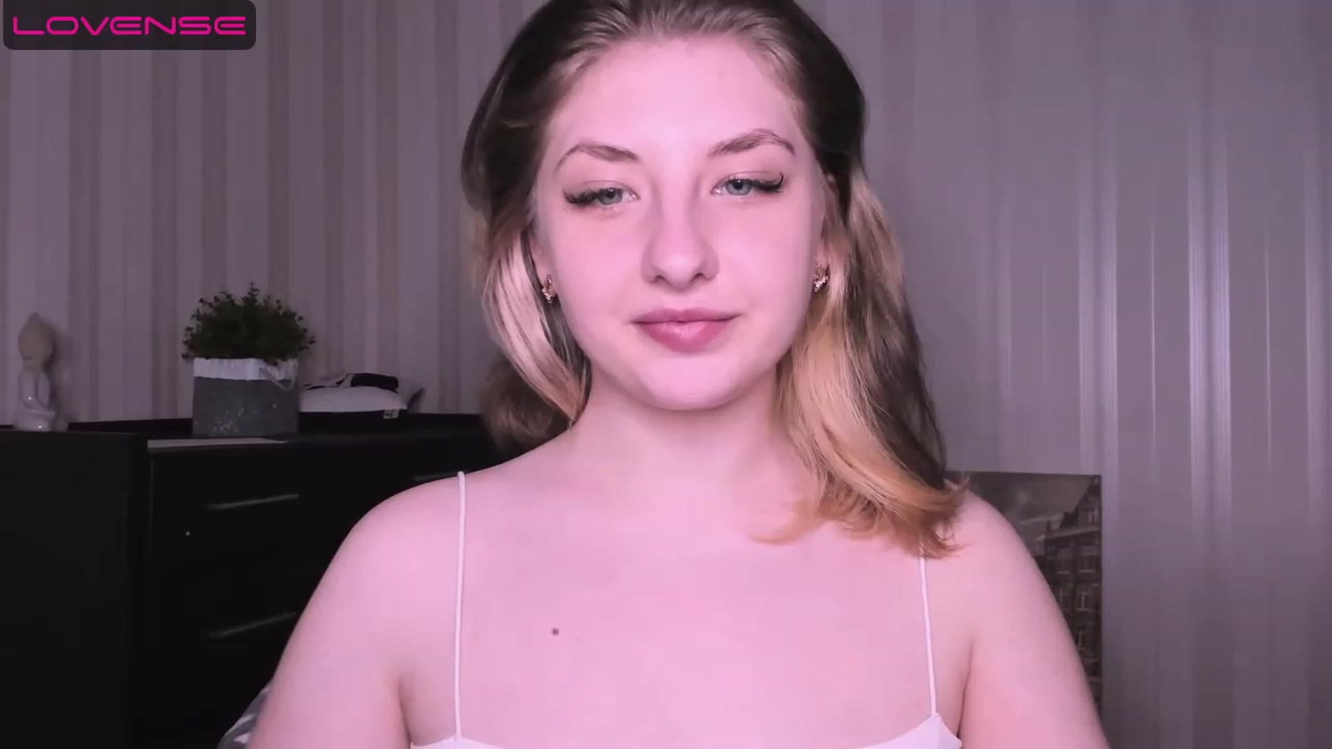 Gallery image thumbnail from WhitePerl's myfreecams stream on, 05/08/2023, 24:02 image 11 of 20