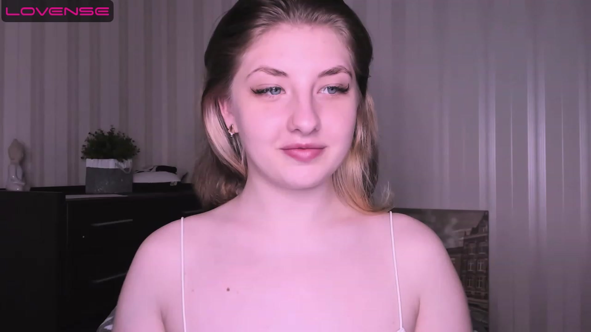 Gallery image thumbnail from WhitePerl's myfreecams stream on, 05/08/2023, 24:02 image 8 of 20