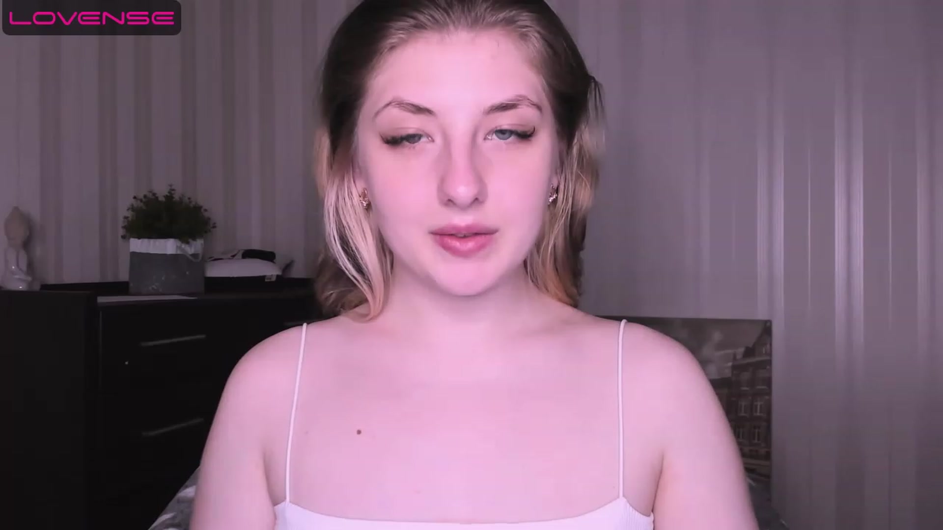 Gallery image thumbnail from WhitePerl's myfreecams stream on, 05/08/2023, 24:02 image 20 of 20