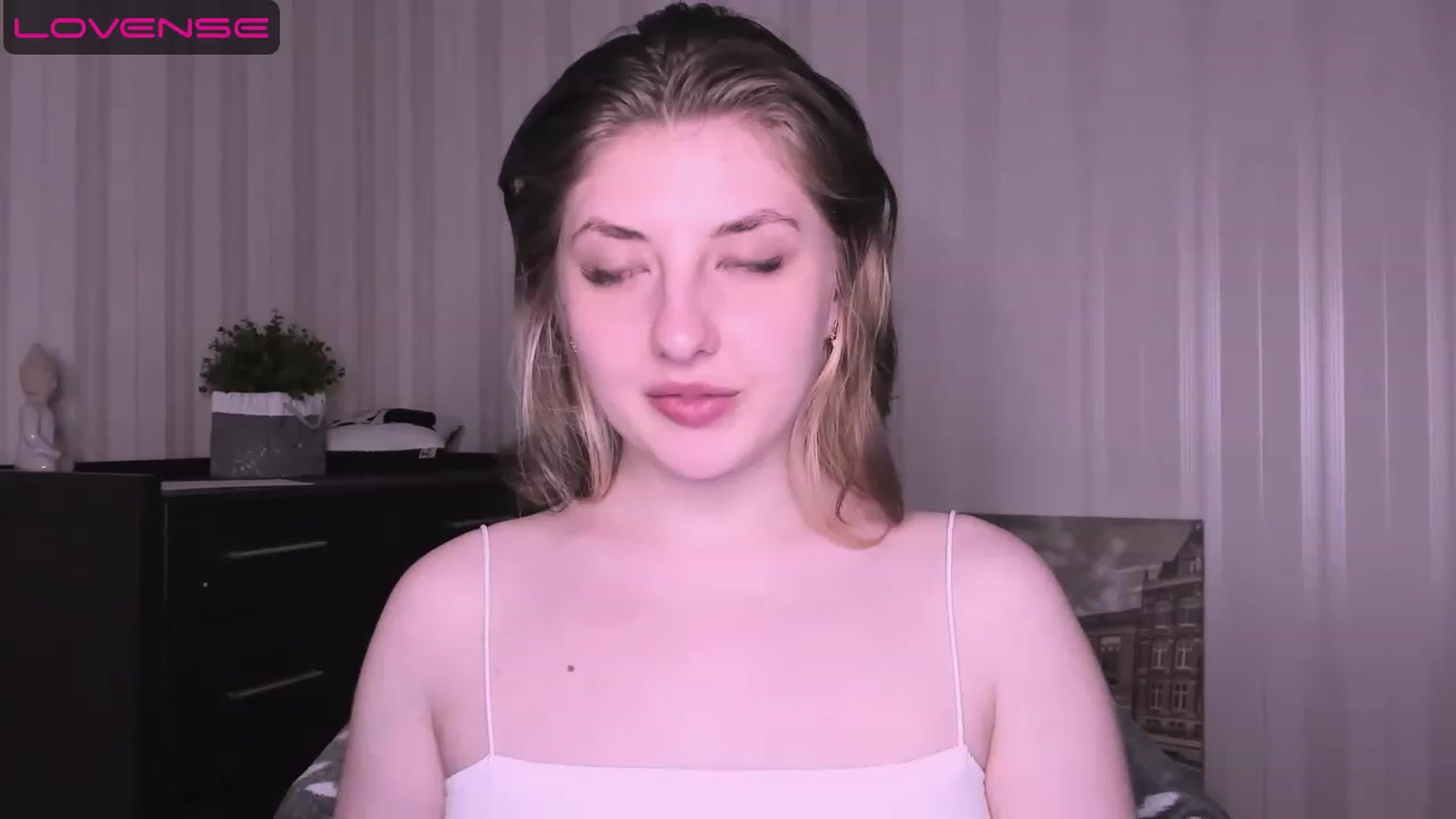 Gallery image thumbnail from WhitePerl's myfreecams stream on, 05/08/2023, 24:02 image 6 of 20