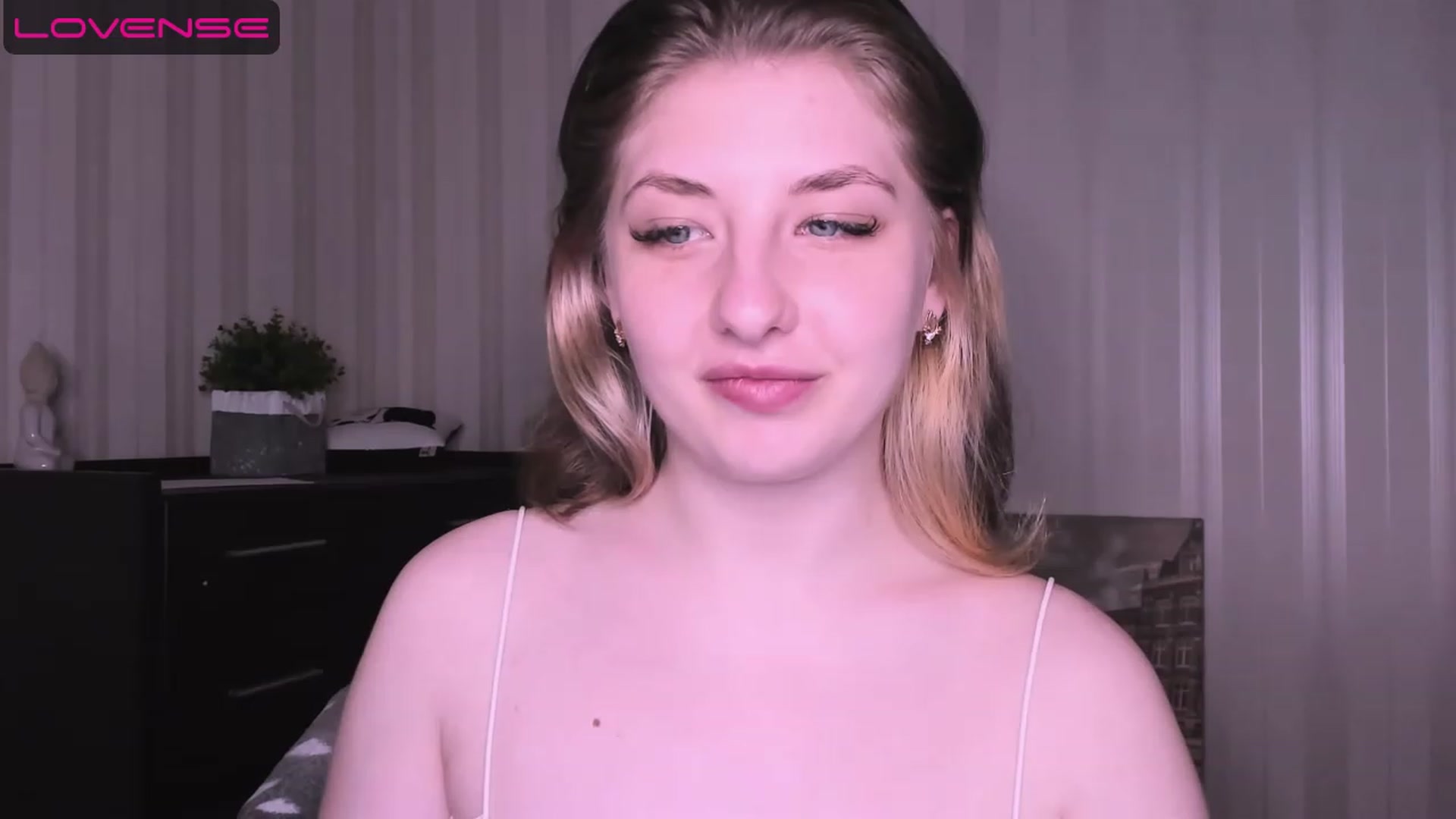 Gallery image thumbnail from WhitePerl's myfreecams stream on, 05/08/2023, 24:02 image 9 of 20