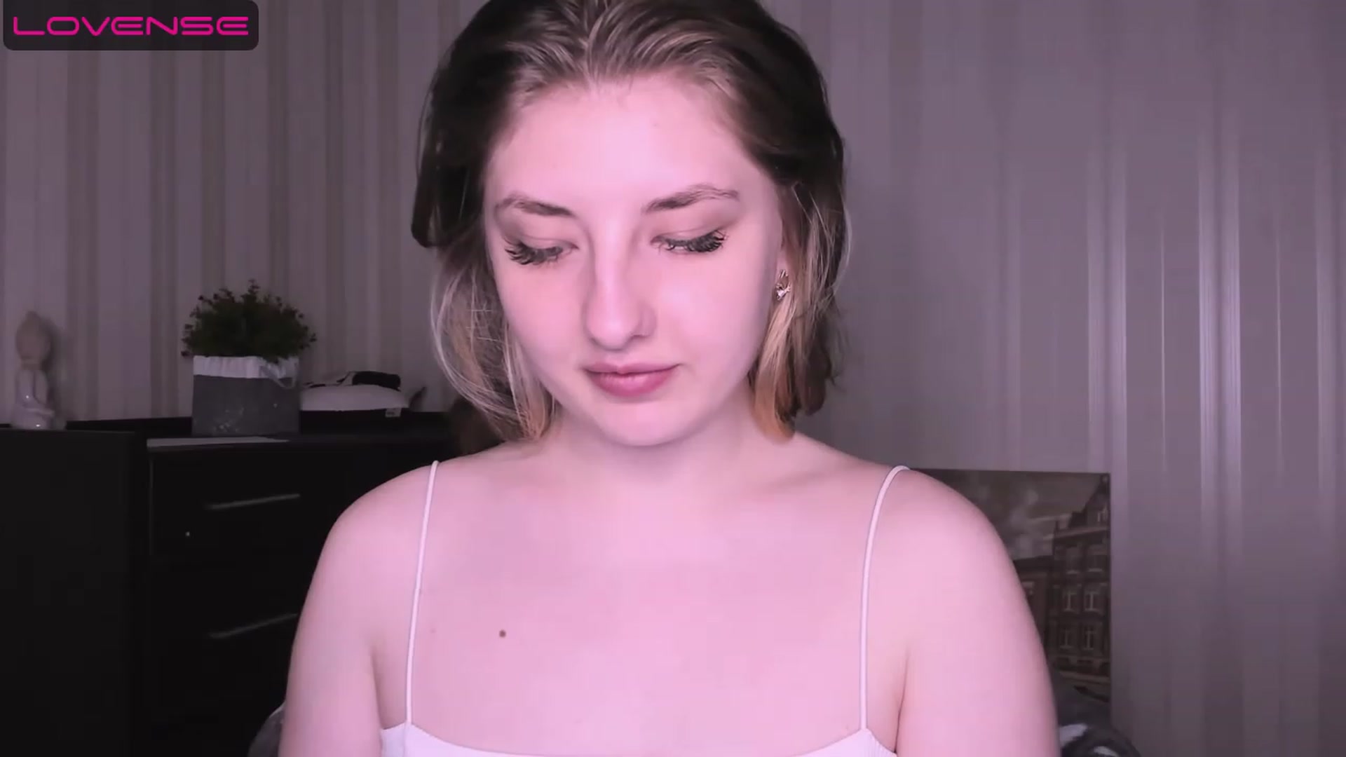 Gallery image thumbnail from WhitePerl's myfreecams stream on, 05/08/2023, 24:02 image 4 of 20