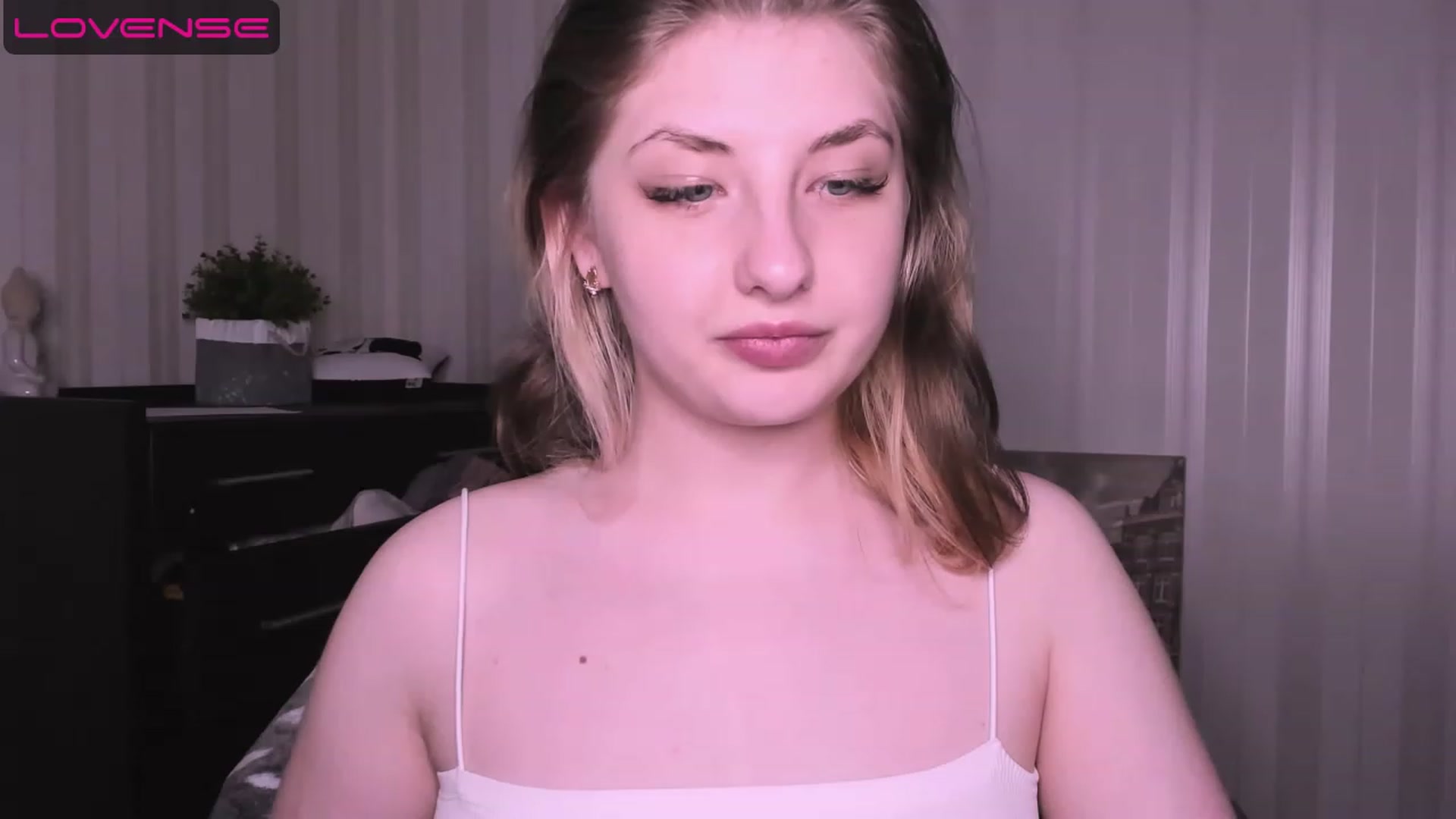 Gallery image thumbnail from WhitePerl's myfreecams stream on, 05/08/2023, 03:32 image 10 of 20