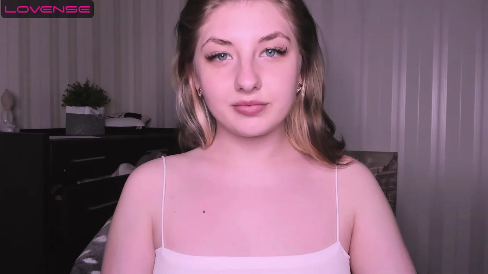 Gallery image thumbnail from WhitePerl's myfreecams stream on, 05/08/2023, 03:32 image 8 of 20