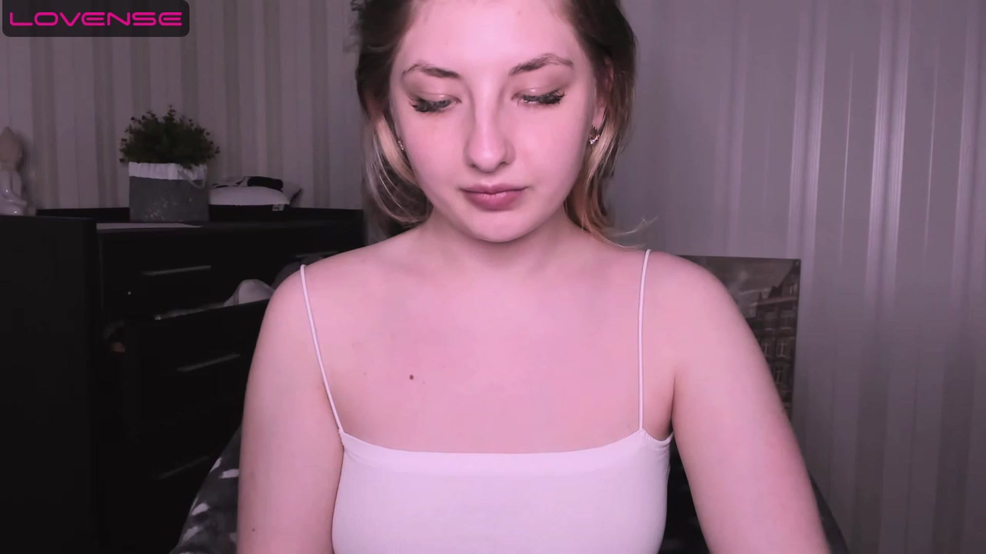 Gallery image thumbnail from WhitePerl's myfreecams stream on, 05/08/2023, 03:32 image 14 of 20