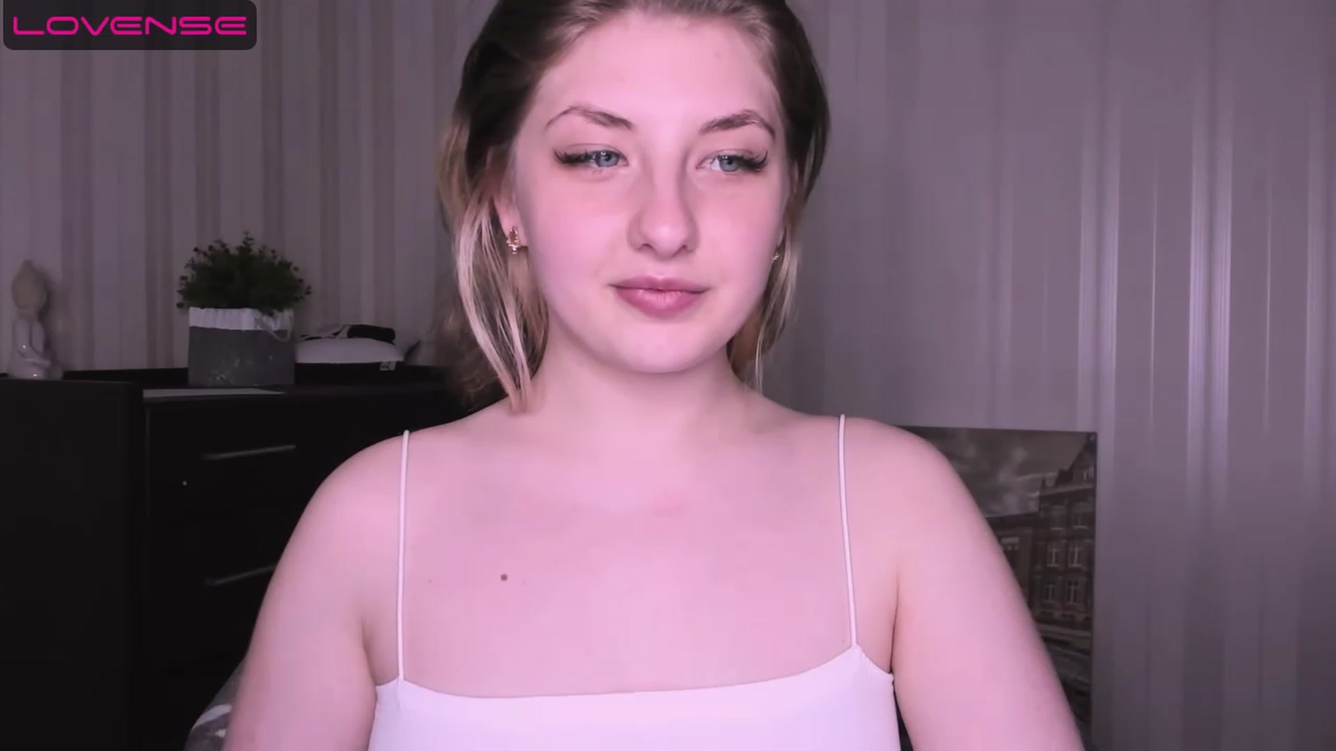 Gallery image thumbnail from WhitePerl's myfreecams stream on, 05/08/2023, 03:32 image 19 of 20