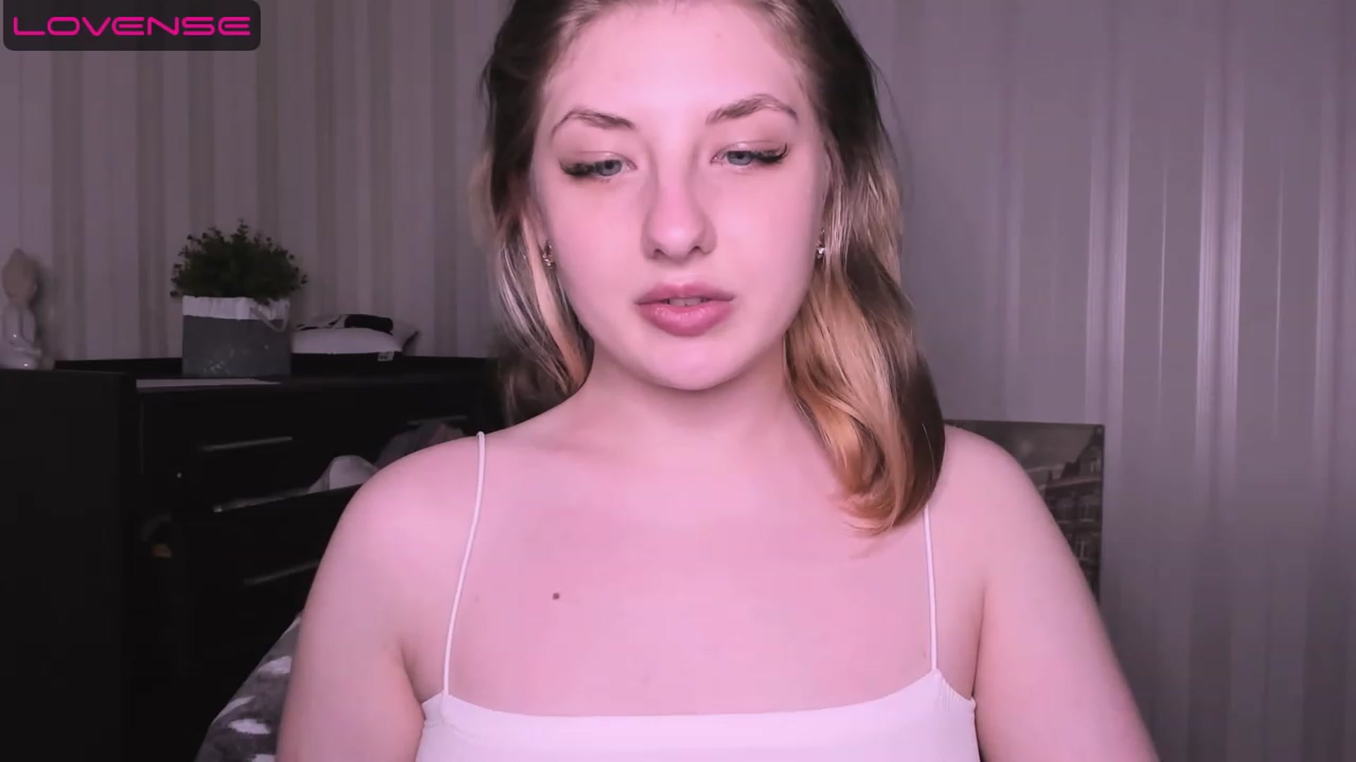 Gallery image thumbnail from WhitePerl's myfreecams stream on, 05/08/2023, 03:32 image 7 of 20