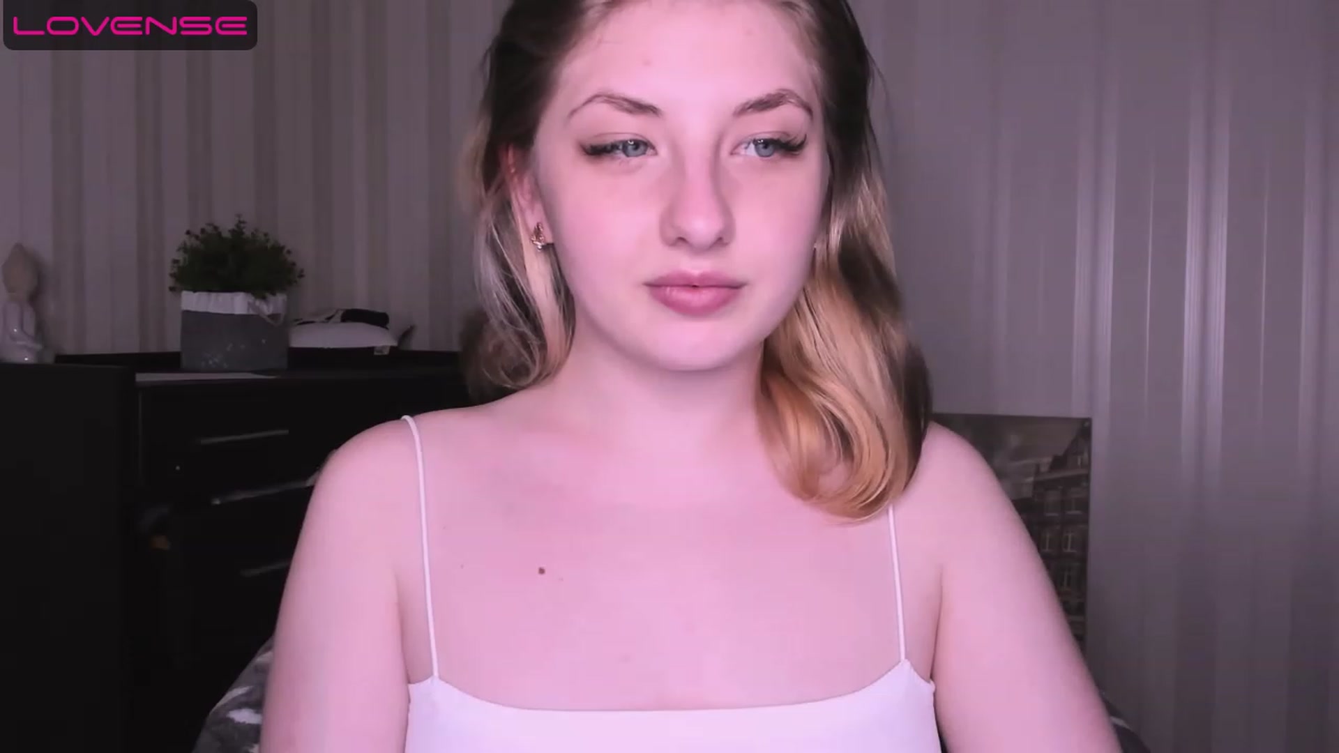 Gallery image thumbnail from WhitePerl's myfreecams stream on, 05/08/2023, 03:32 image 3 of 20