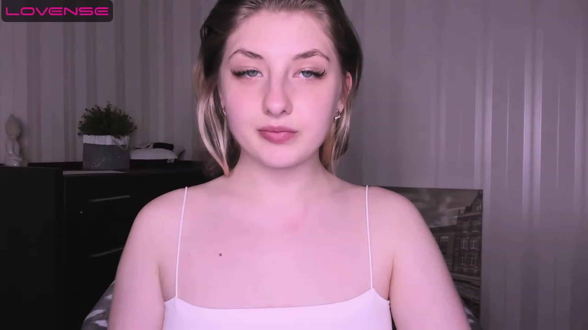 Gallery image thumbnail from WhitePerl's myfreecams stream on, 05/08/2023, 03:32 image 18 of 20