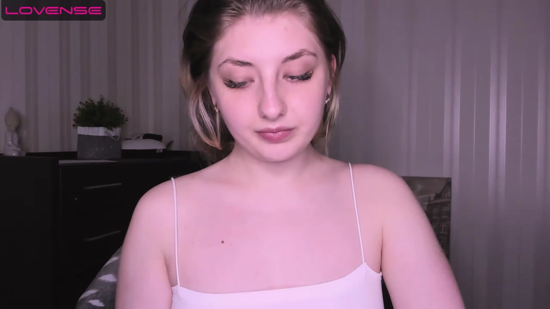 Gallery image thumbnail from WhitePerl's myfreecams stream on, 05/08/2023, 03:32 image 17 of 20