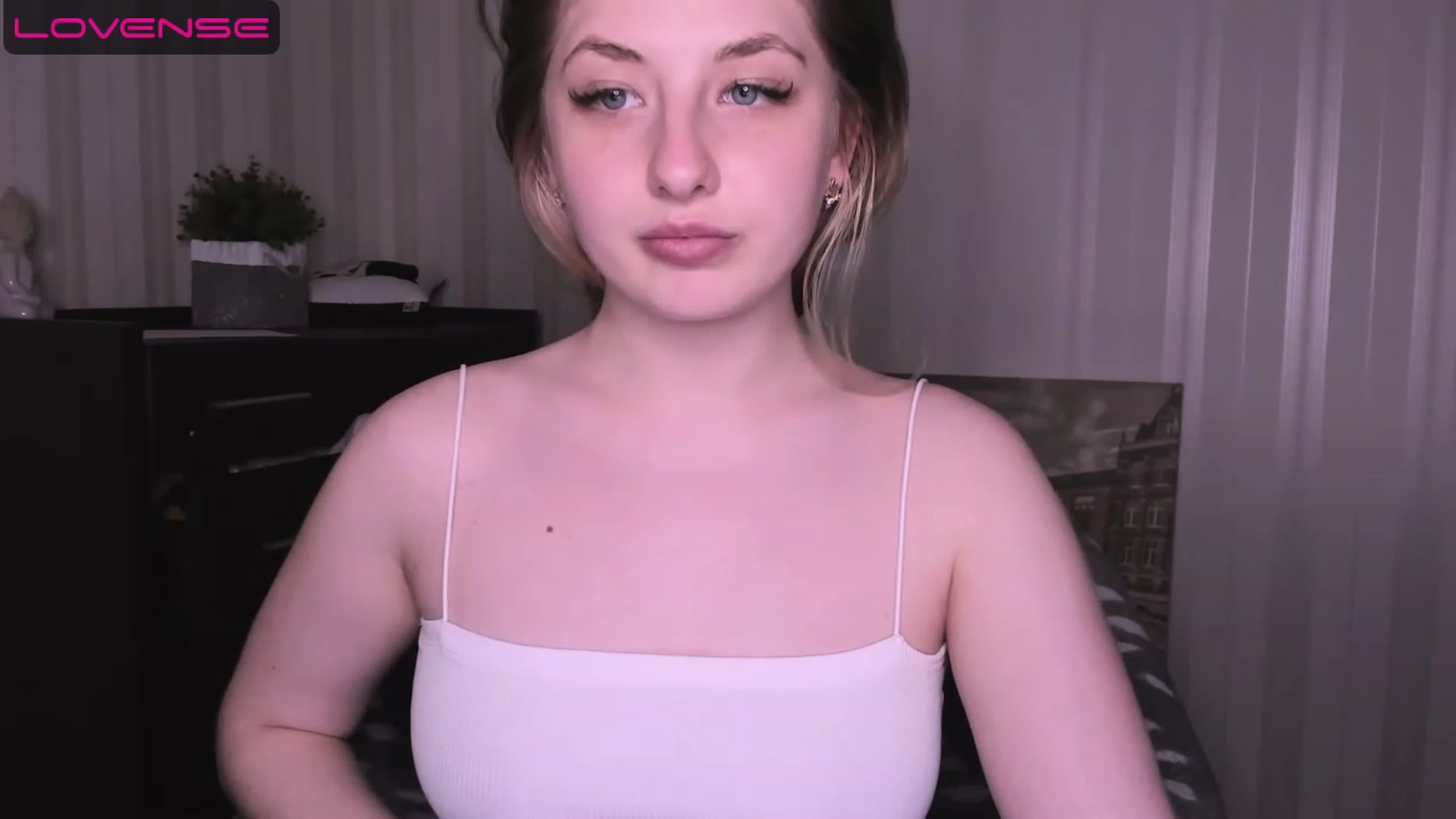 Gallery image thumbnail from WhitePerl's myfreecams stream on, 05/08/2023, 03:32 image 15 of 20