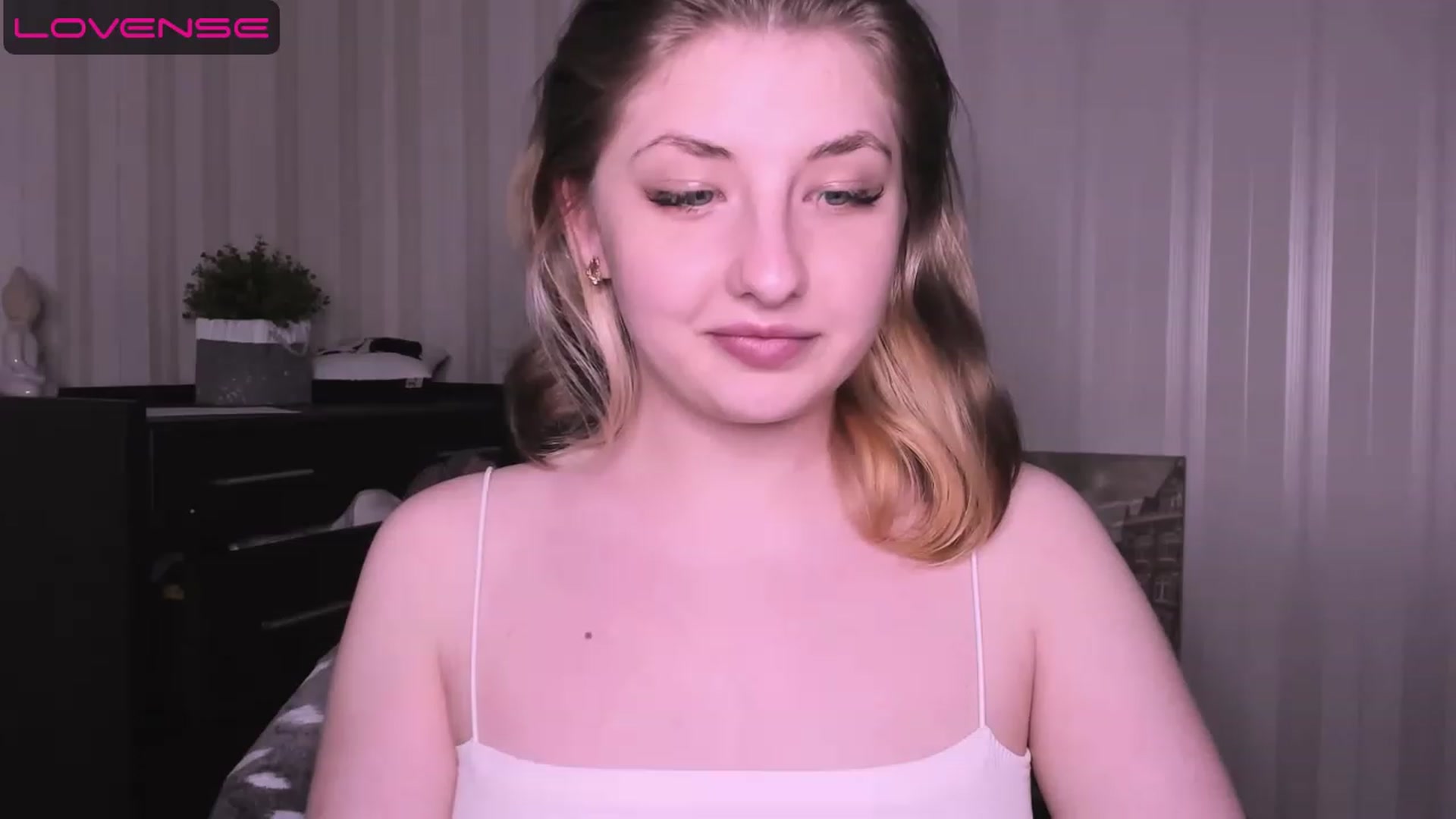 Gallery image thumbnail from WhitePerl's myfreecams stream on, 05/08/2023, 03:32 image 4 of 20