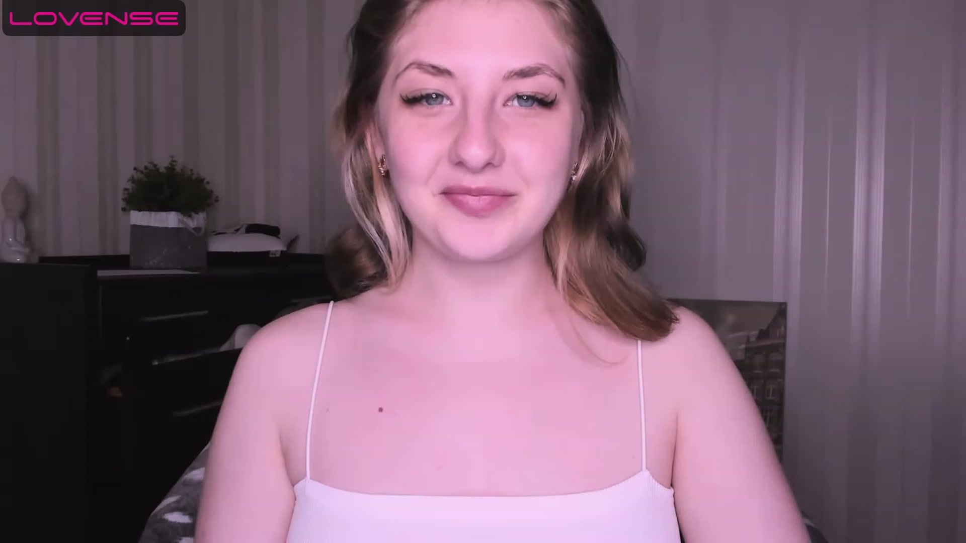 Gallery image thumbnail from WhitePerl's myfreecams stream on, 05/08/2023, 03:32 image 6 of 20