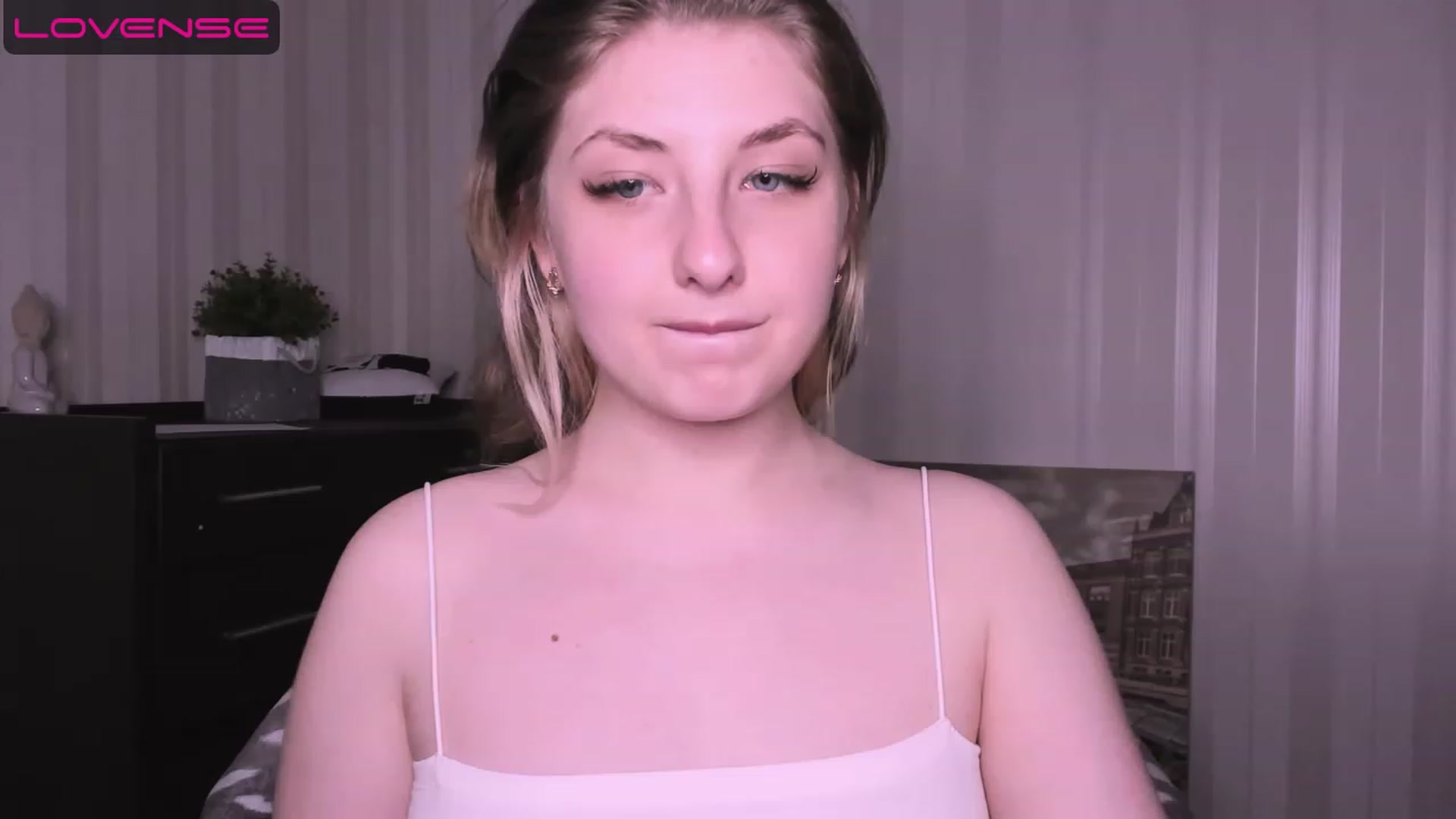 Gallery image thumbnail from WhitePerl's myfreecams stream on, 05/08/2023, 03:32 image 20 of 20