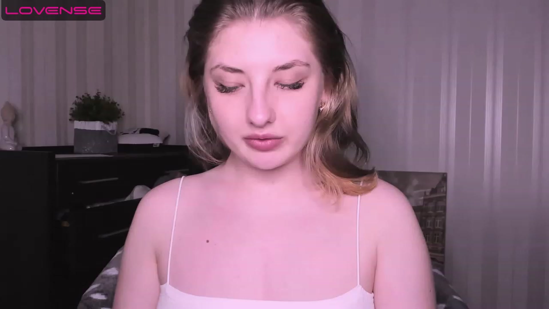 Gallery image thumbnail from WhitePerl's myfreecams stream on, 05/08/2023, 03:32 image 1 of 20
