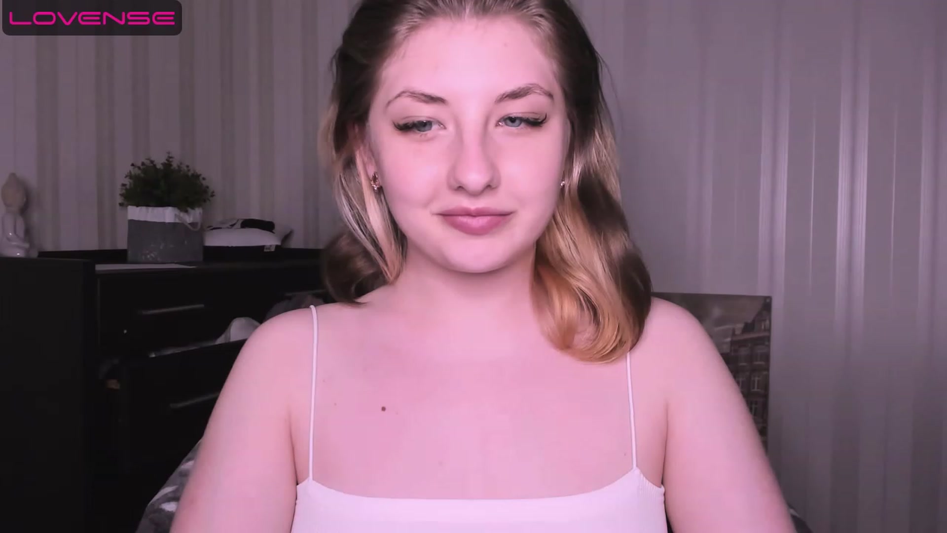 Gallery image thumbnail from WhitePerl's myfreecams stream on, 05/08/2023, 03:32 image 5 of 20