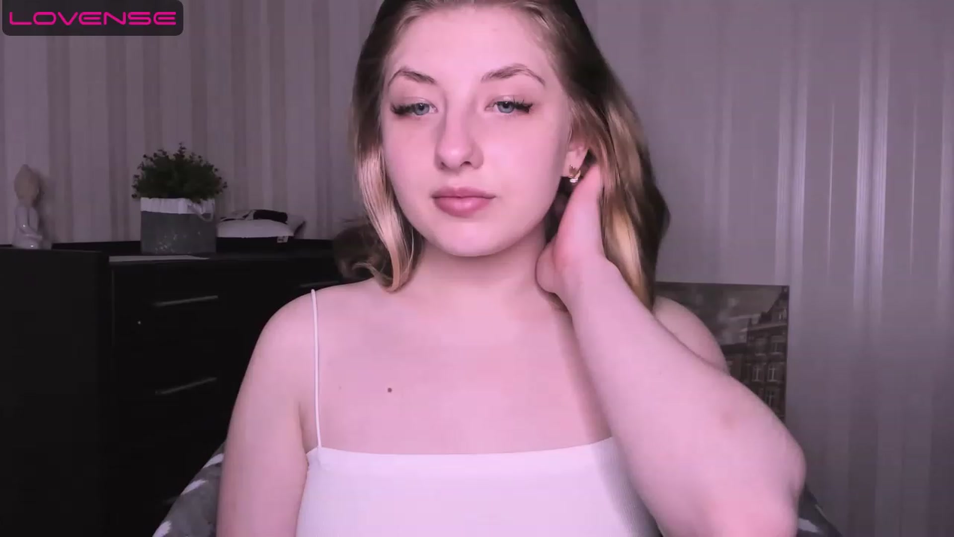 Gallery image thumbnail from WhitePerl's myfreecams stream on, 05/08/2023, 04:48 image 19 of 20