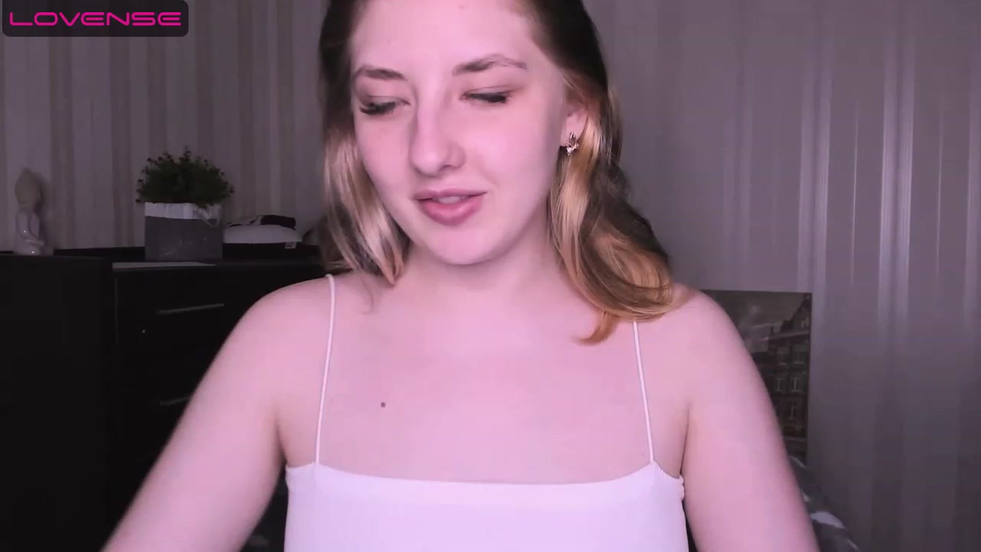 Gallery image thumbnail from WhitePerl's myfreecams stream on, 05/08/2023, 04:48 image 13 of 20