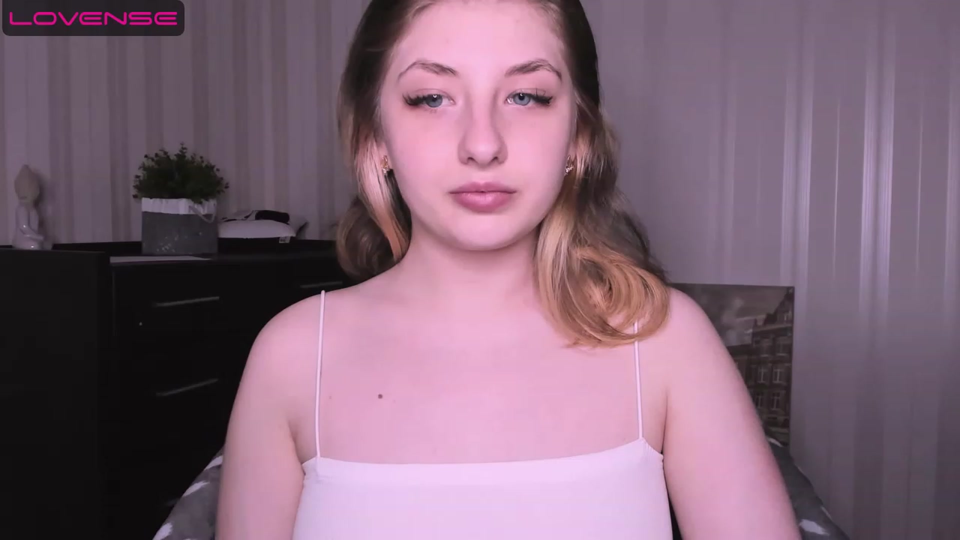 Gallery image thumbnail from WhitePerl's myfreecams stream on, 05/08/2023, 04:48 image 15 of 20