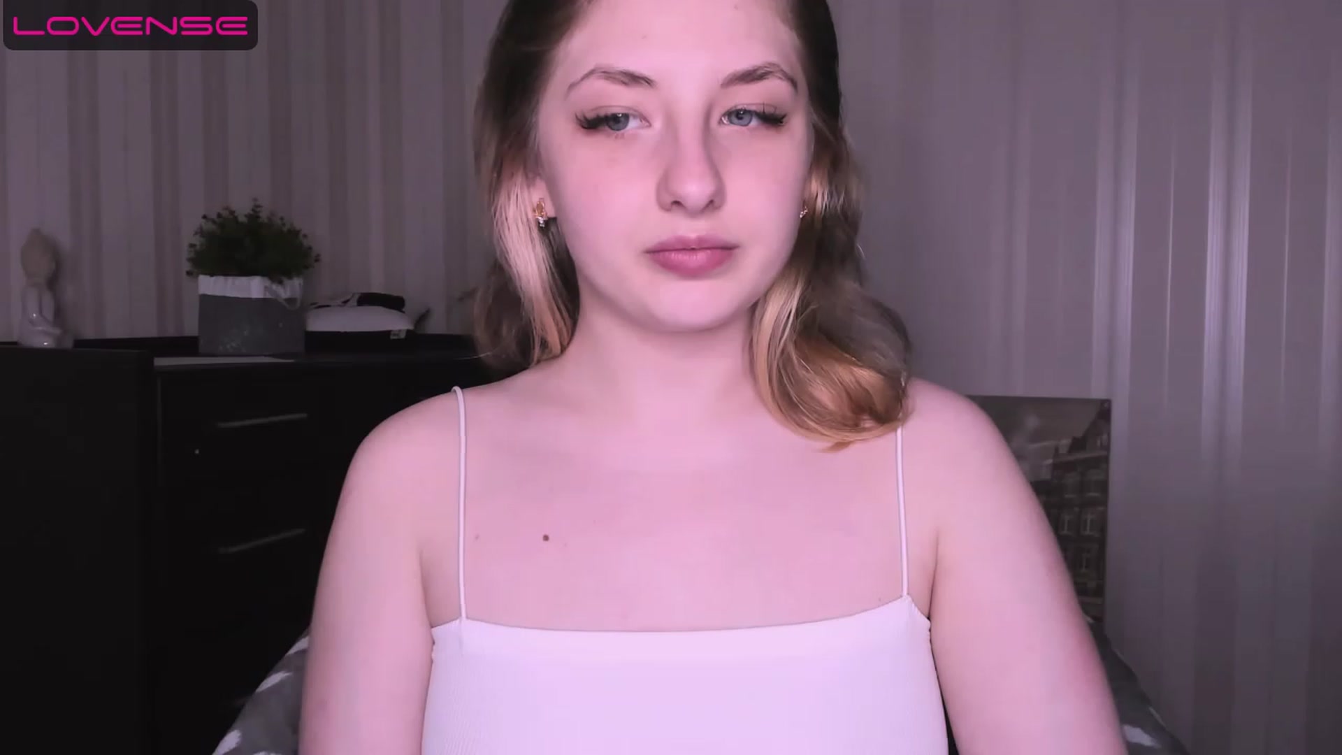 Gallery image thumbnail from WhitePerl's myfreecams stream on, 05/08/2023, 04:48 image 14 of 20