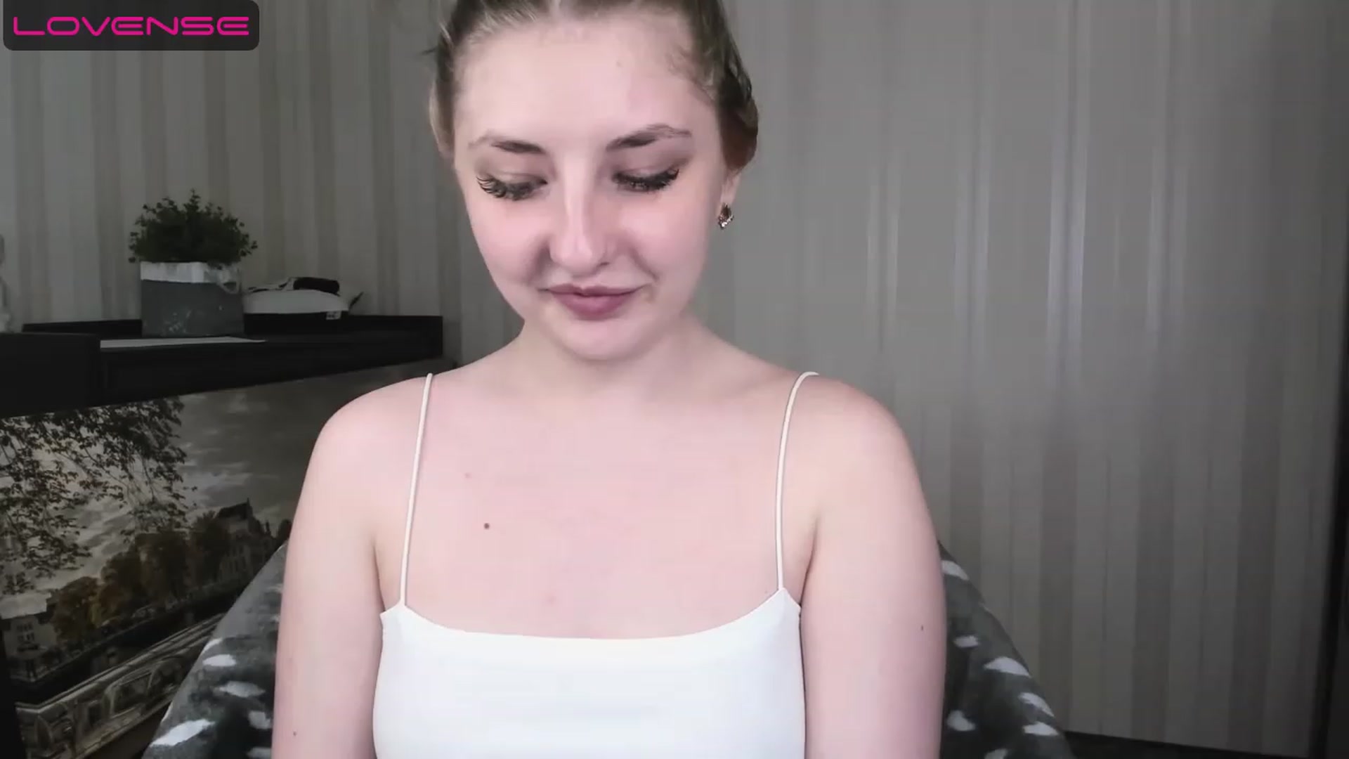 Gallery image thumbnail from WhitePerl's myfreecams stream on, 05/09/2023, 24:32 image 2 of 20