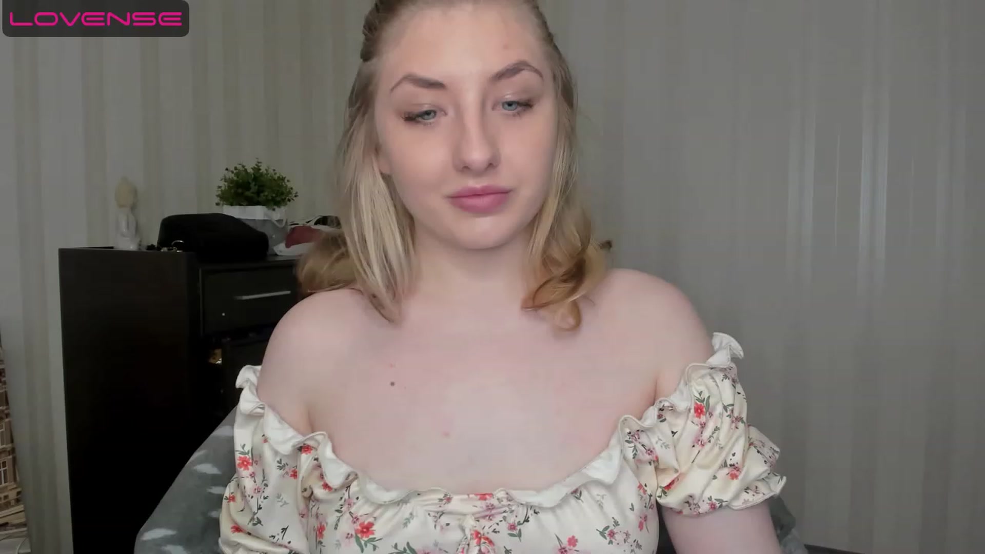Gallery image thumbnail from WhitePerl's myfreecams stream on, 05/14/2023, 18:40 image 3 of 20