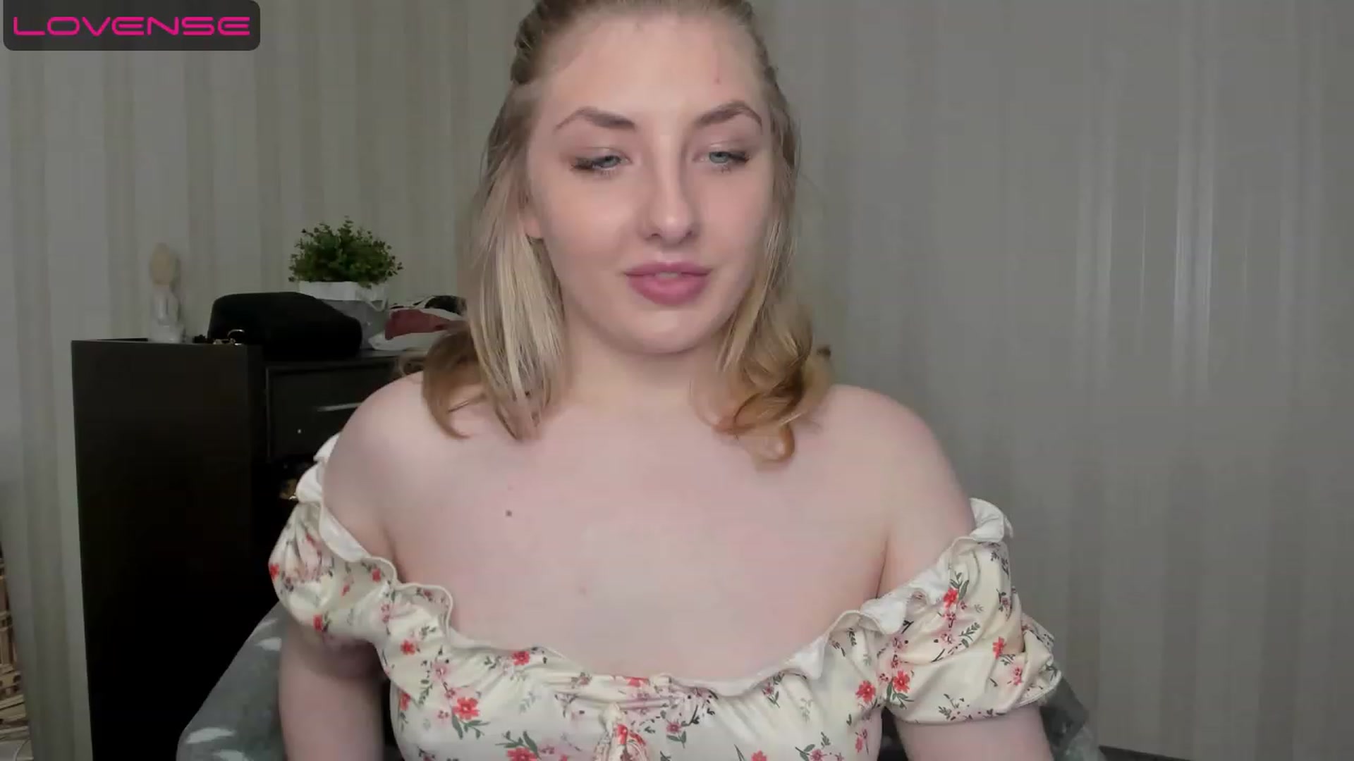 Gallery image thumbnail from WhitePerl's myfreecams stream on, 05/14/2023, 18:40 image 18 of 20