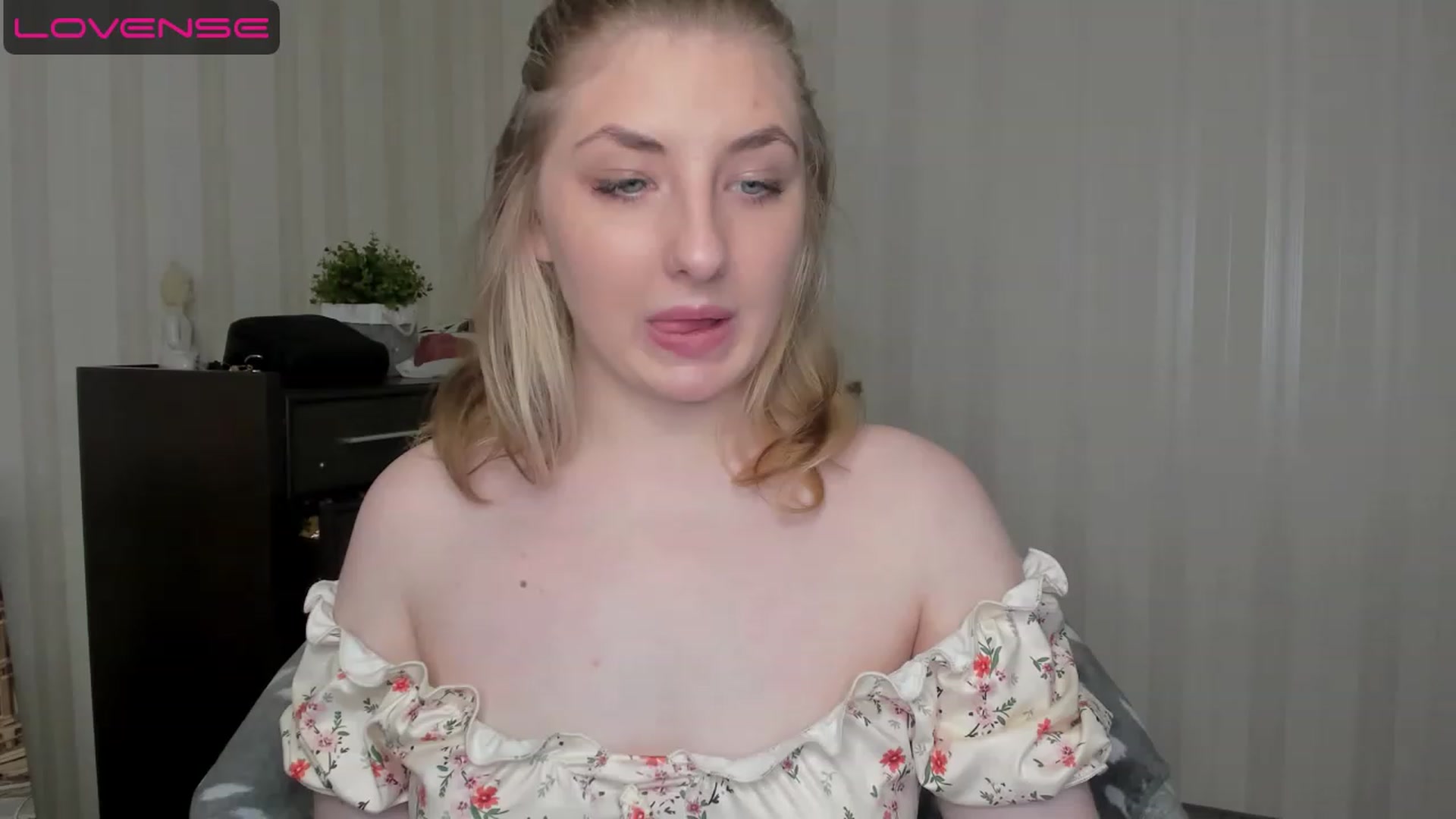 Gallery image thumbnail from WhitePerl's myfreecams stream on, 05/14/2023, 18:40 image 17 of 20