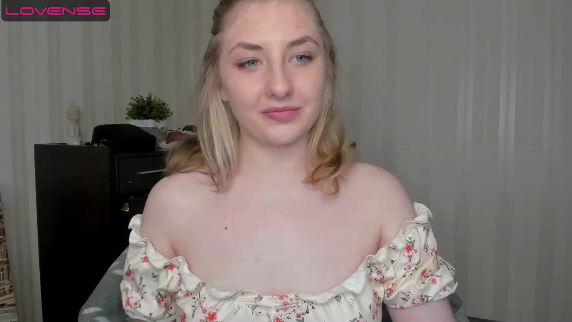 Gallery image thumbnail from WhitePerl's myfreecams stream on, 05/14/2023, 18:40 image 10 of 20