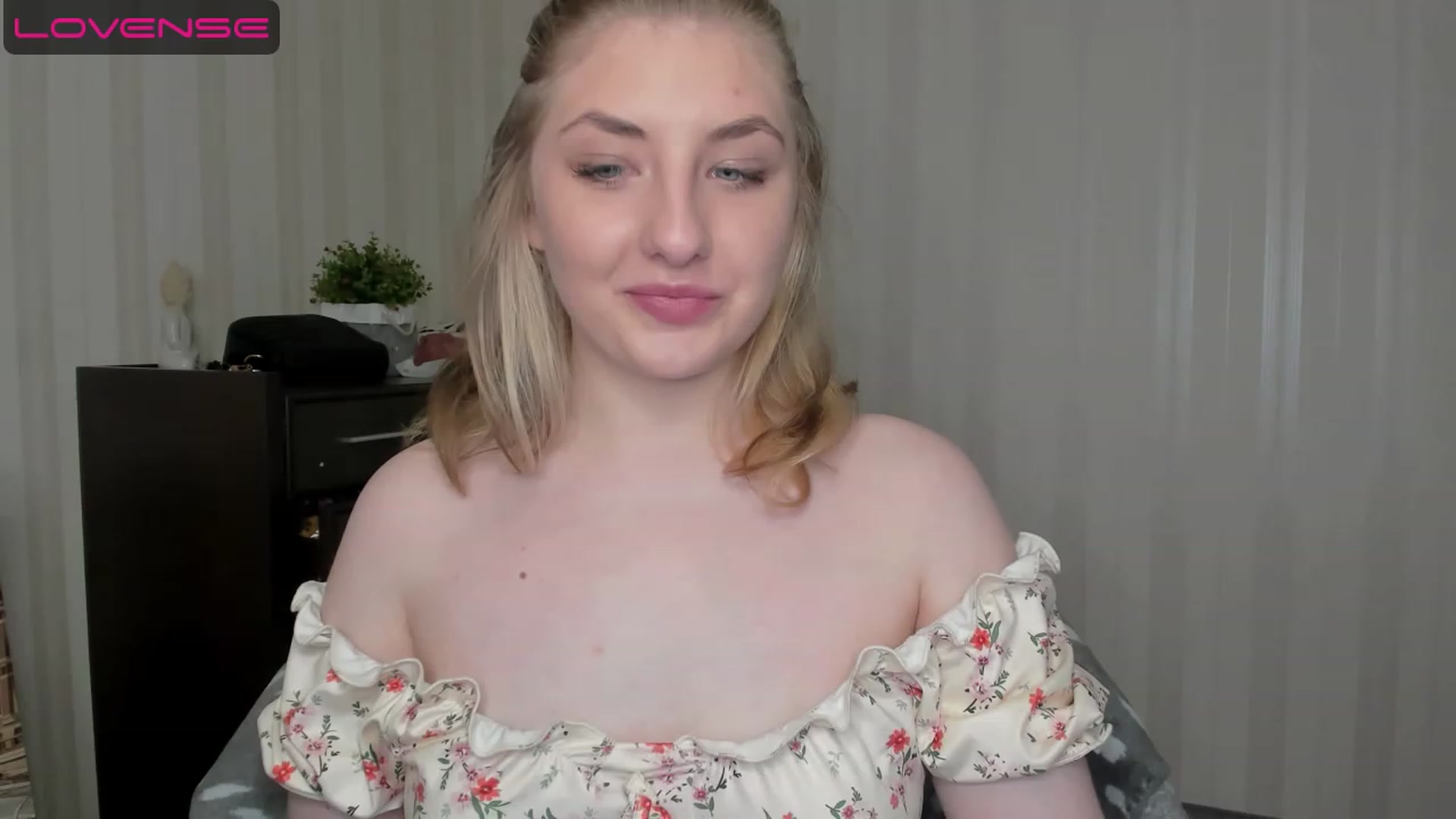 Gallery image thumbnail from WhitePerl's myfreecams stream on, 05/14/2023, 18:40 image 16 of 20