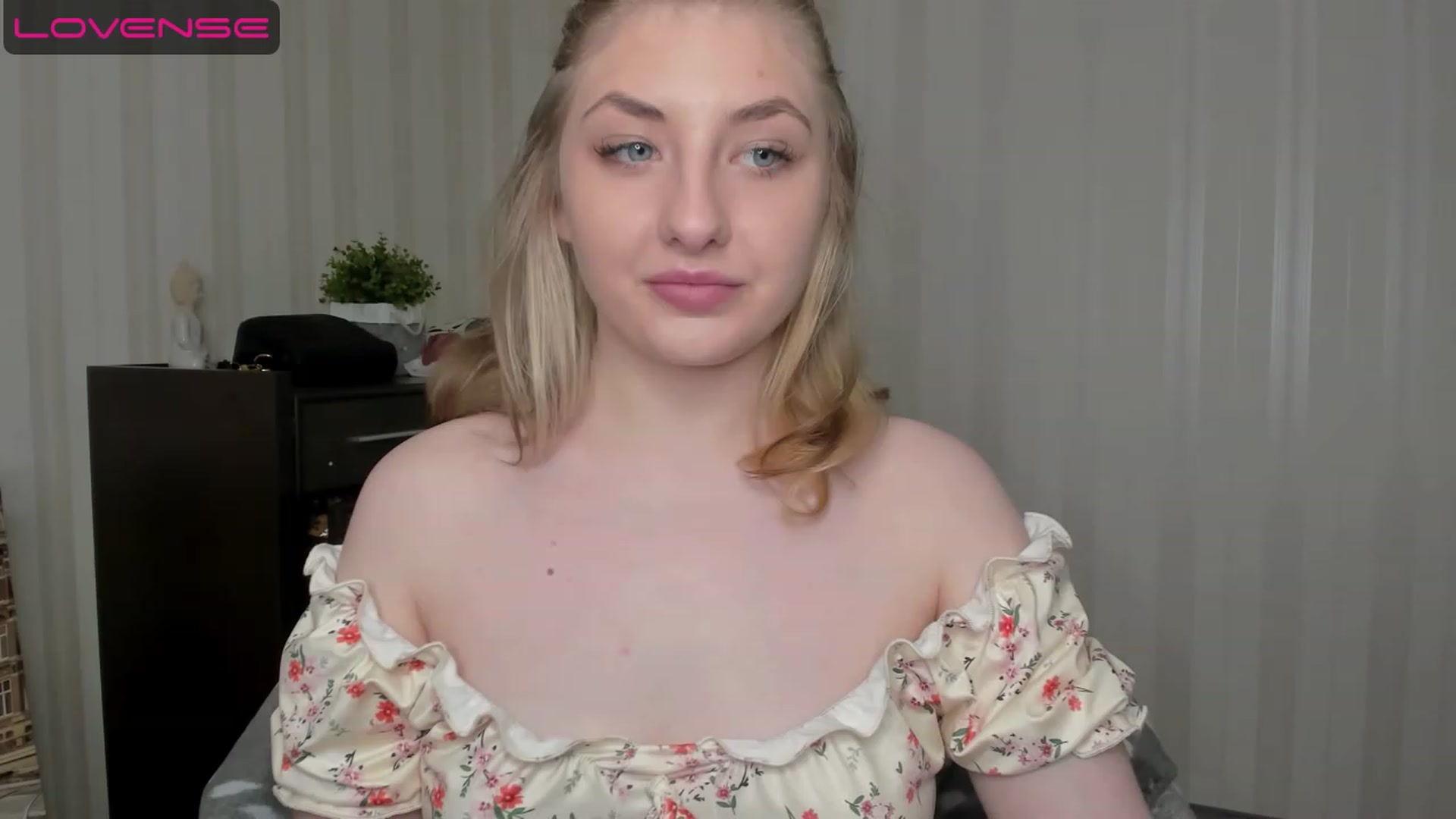 Gallery image thumbnail from WhitePerl's myfreecams stream on, 05/14/2023, 18:40 image 8 of 20