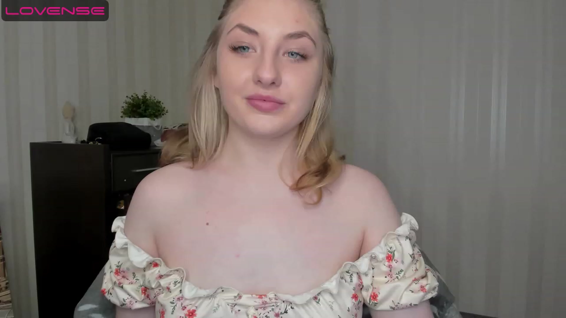 Gallery image thumbnail from WhitePerl's myfreecams stream on, 05/14/2023, 18:40 image 19 of 20