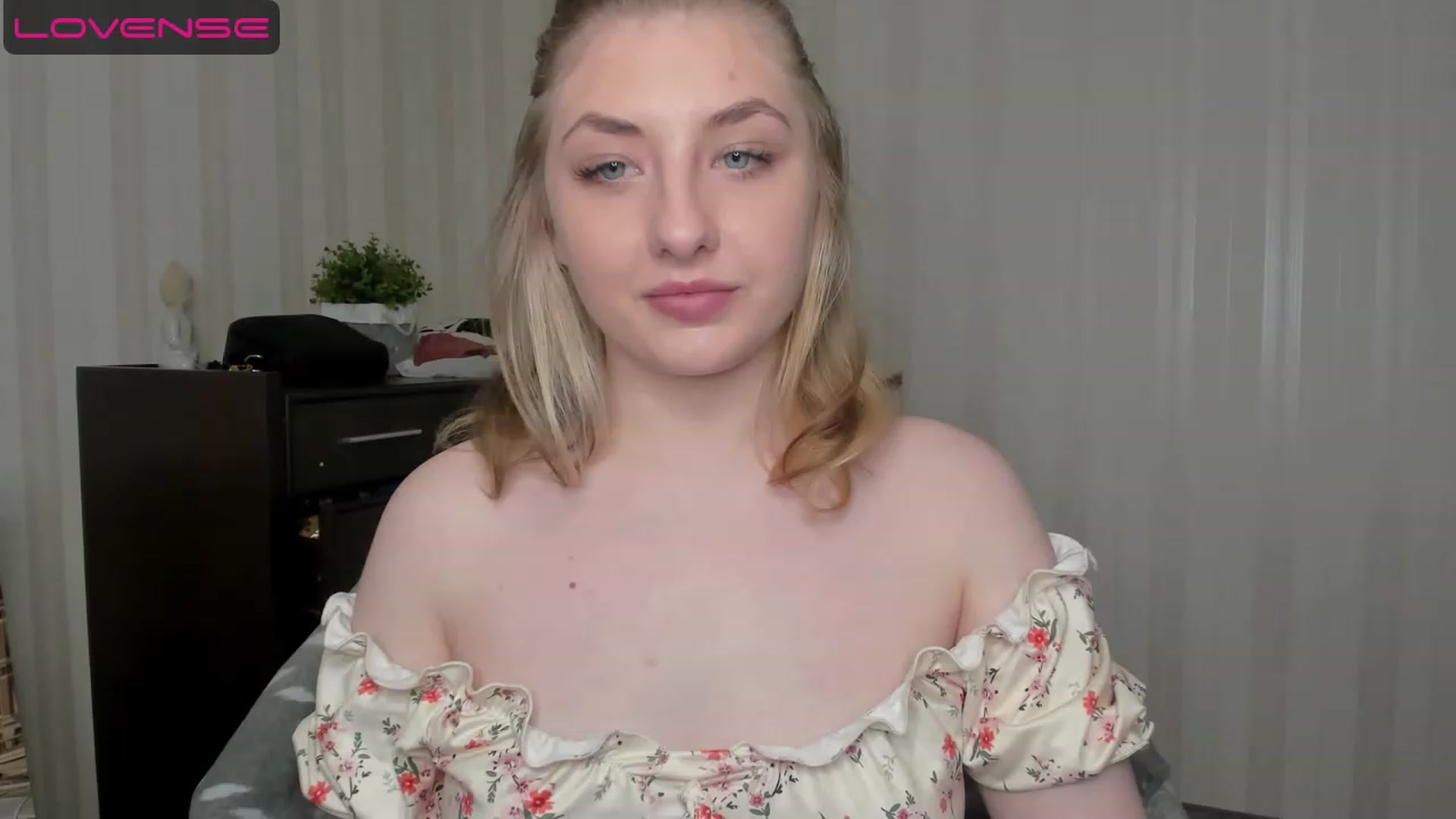 Gallery image thumbnail from WhitePerl's myfreecams stream on, 05/14/2023, 18:40 image 15 of 20