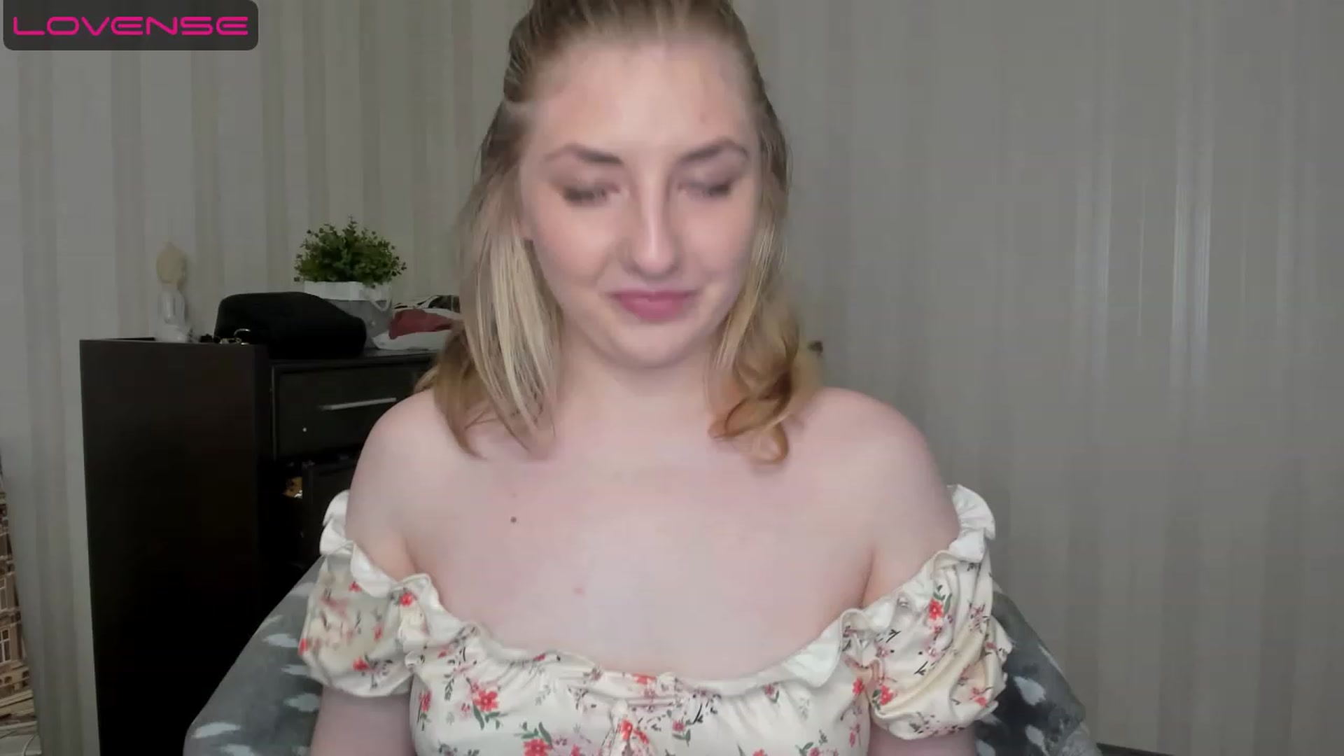Gallery image thumbnail from WhitePerl's myfreecams stream on, 05/14/2023, 18:40 image 12 of 20