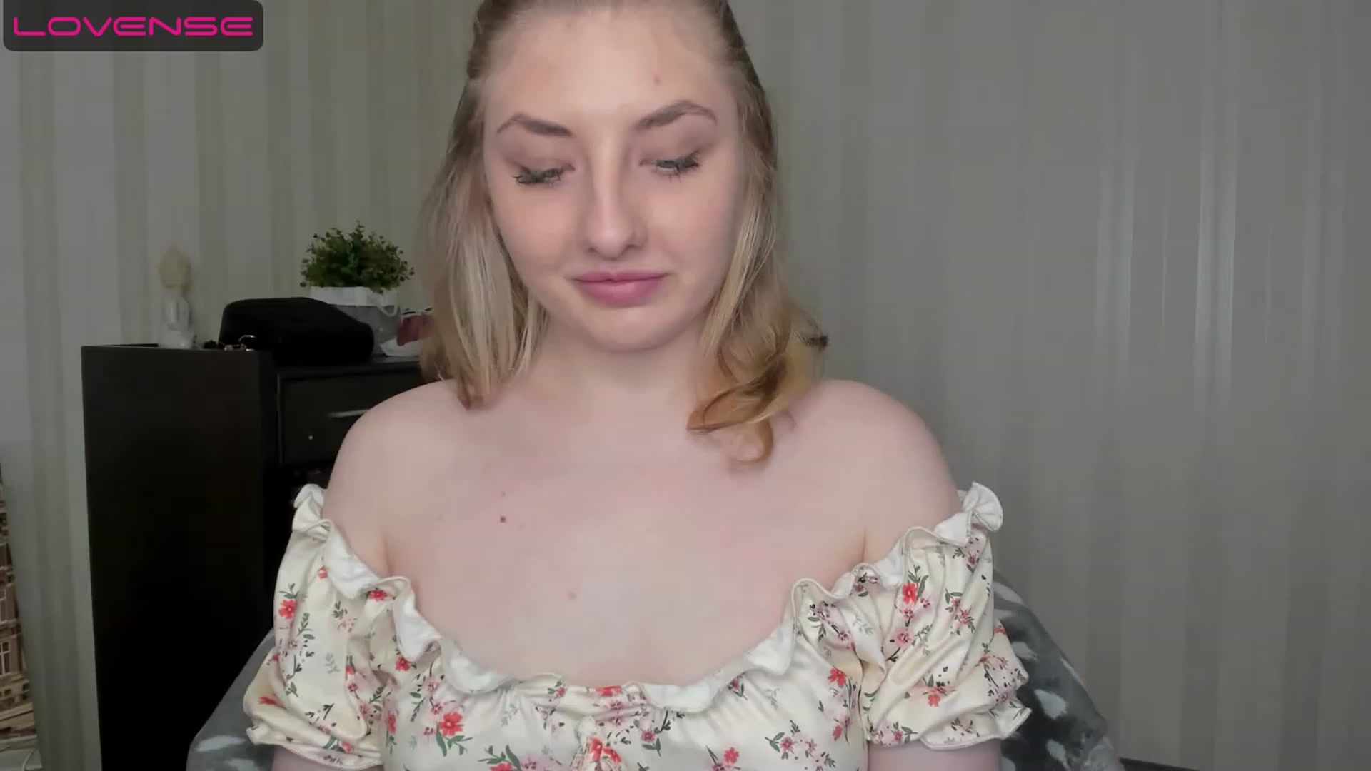 Gallery image thumbnail from WhitePerl's myfreecams stream on, 05/14/2023, 18:40 image 1 of 20