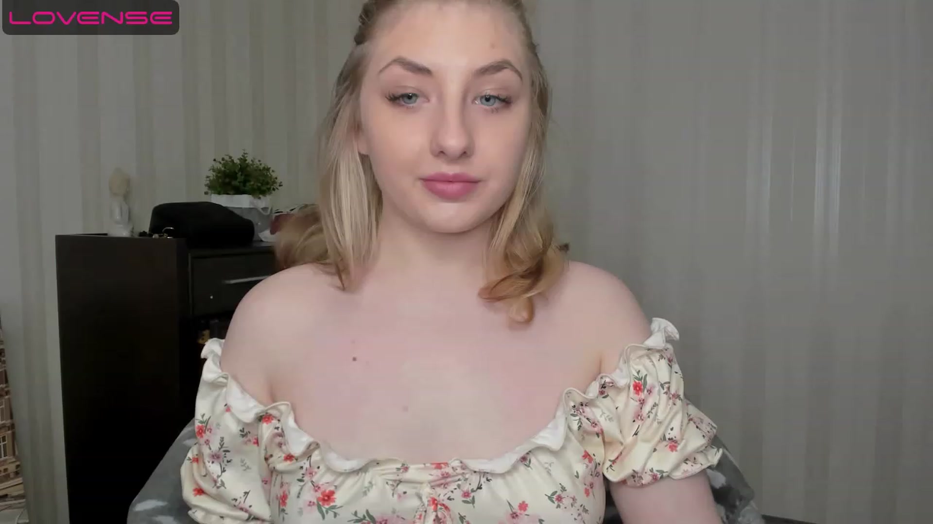 Gallery image thumbnail from WhitePerl's myfreecams stream on, 05/14/2023, 18:40 image 2 of 20