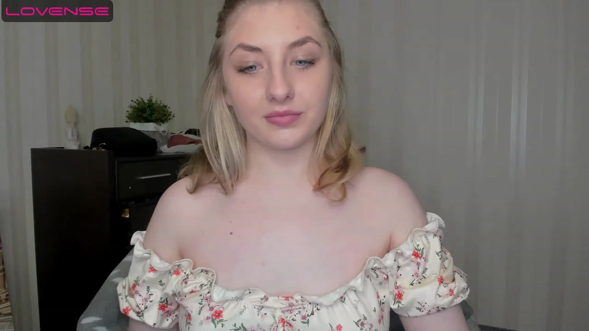 Gallery image thumbnail from WhitePerl's myfreecams stream on, 05/14/2023, 18:40 image 14 of 20