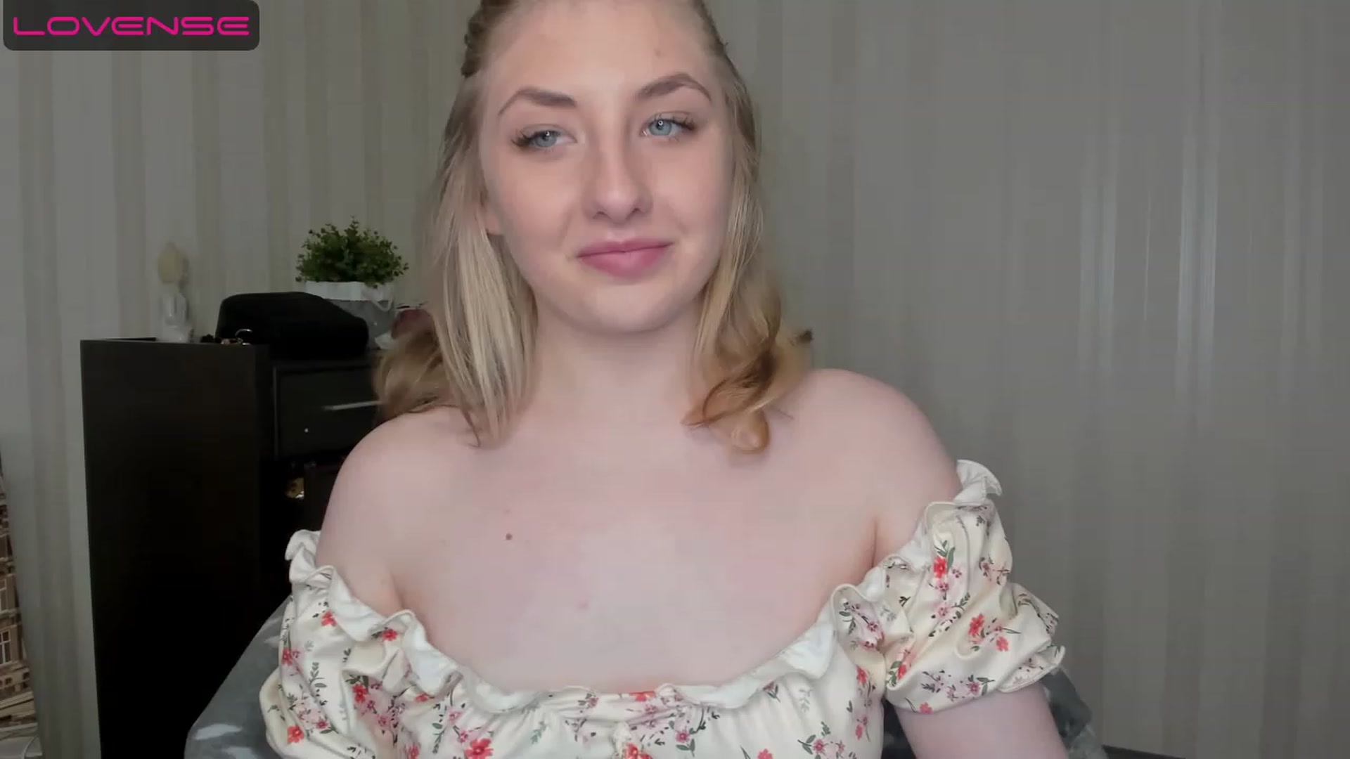 Gallery image thumbnail from WhitePerl's myfreecams stream on, 05/14/2023, 18:40 image 9 of 20