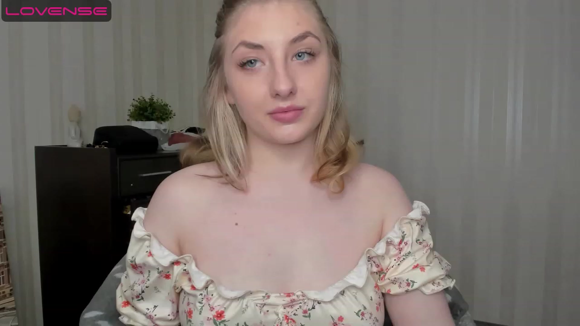 Gallery image thumbnail from WhitePerl's myfreecams stream on, 05/14/2023, 18:40 image 4 of 20