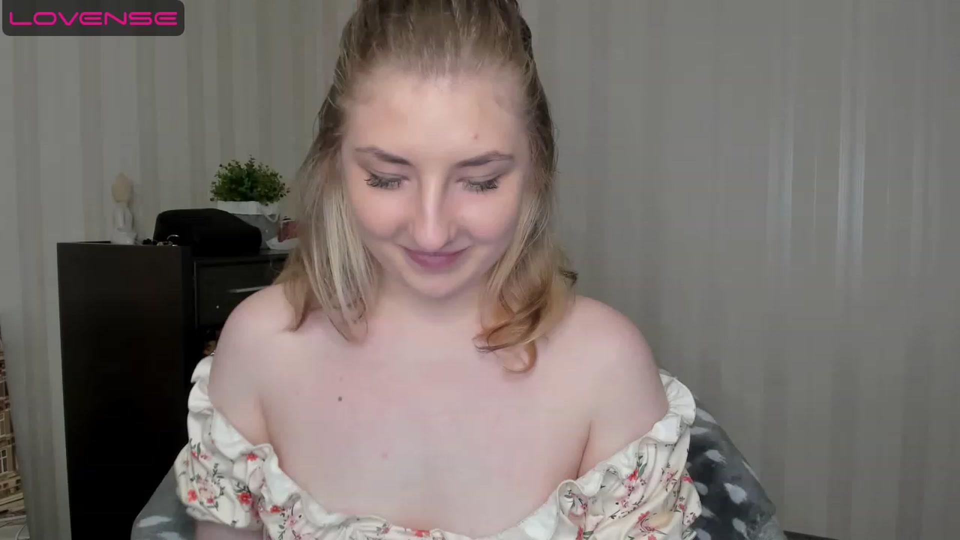 Gallery image thumbnail from WhitePerl's myfreecams stream on, 05/14/2023, 18:40 image 11 of 20