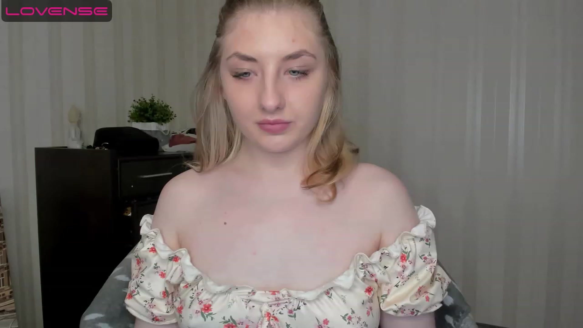 Gallery image thumbnail from WhitePerl's myfreecams stream on, 05/14/2023, 18:40 image 7 of 20