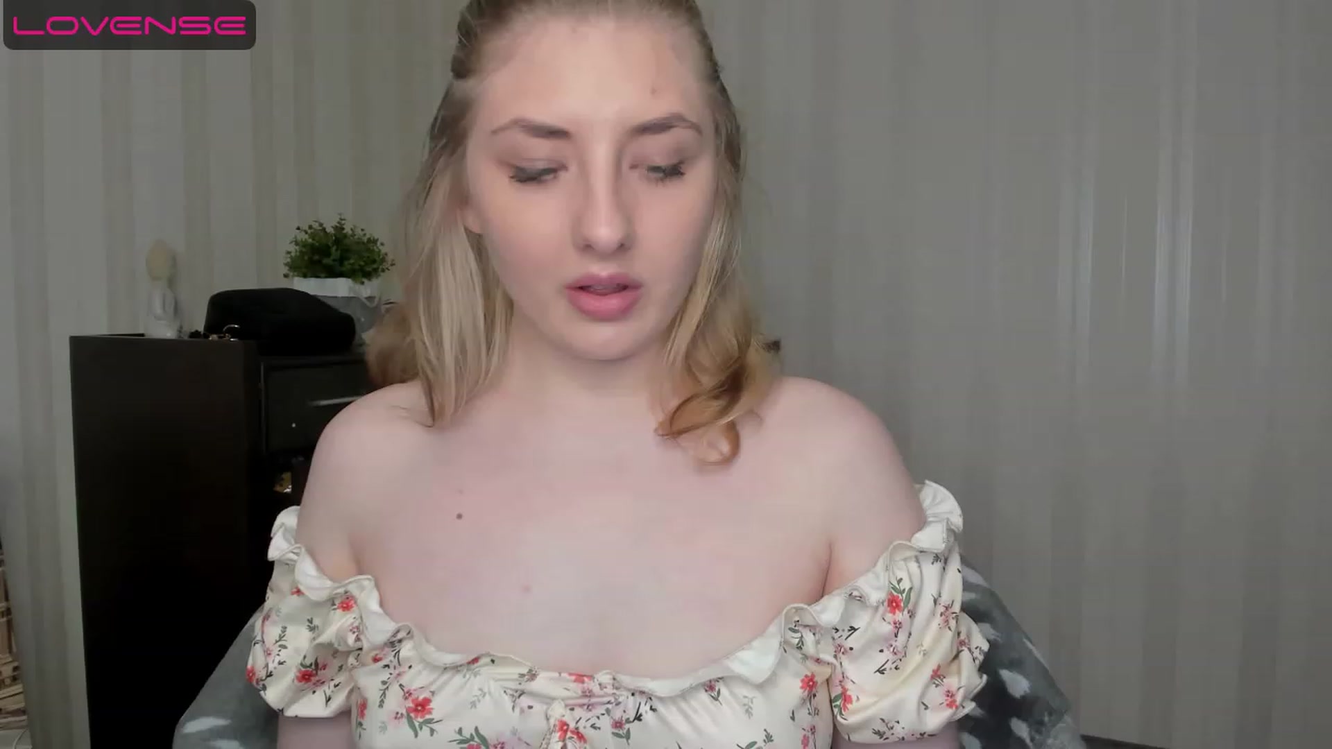 Gallery image thumbnail from WhitePerl's myfreecams stream on, 05/14/2023, 18:40 image 13 of 20