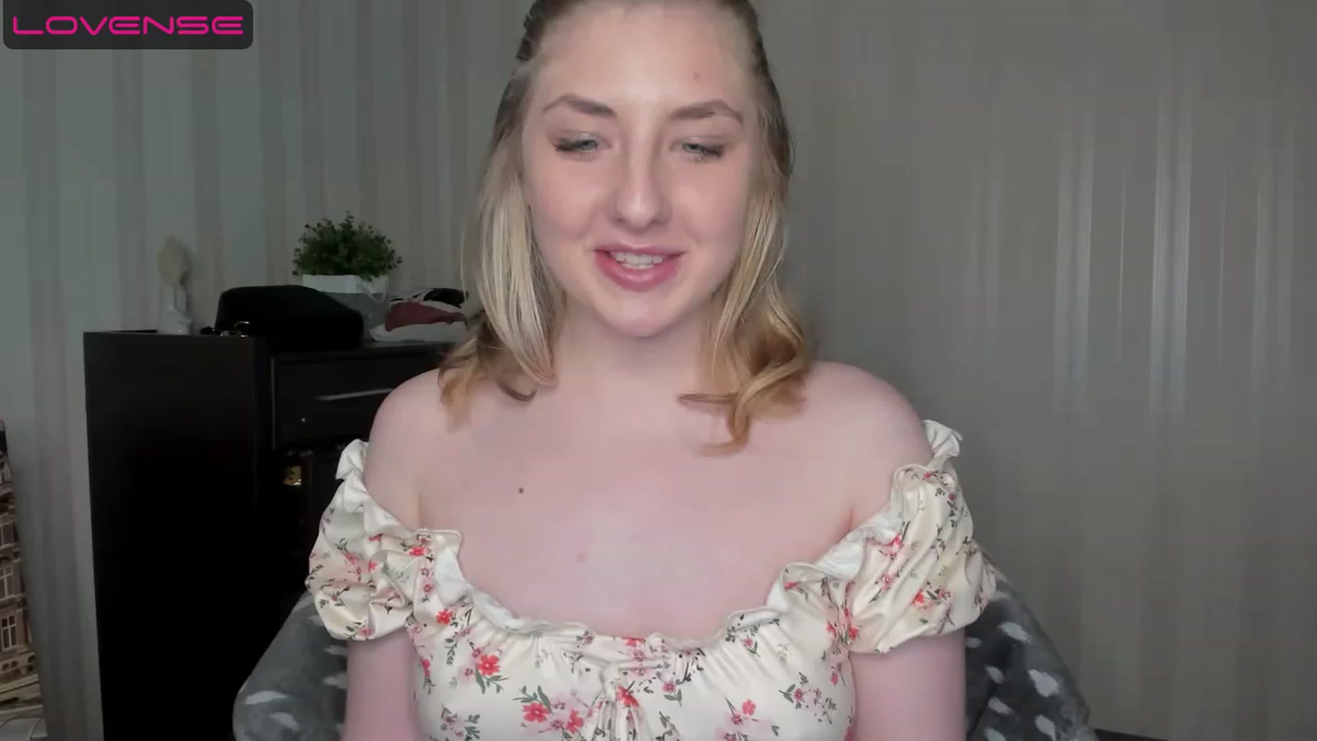 Gallery image thumbnail from WhitePerl's myfreecams stream on, 05/14/2023, 20:57 image 14 of 20