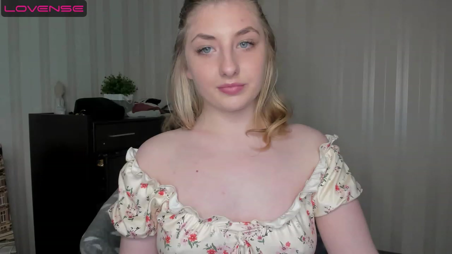 Gallery image thumbnail from WhitePerl's myfreecams stream on, 05/14/2023, 20:57 image 12 of 20