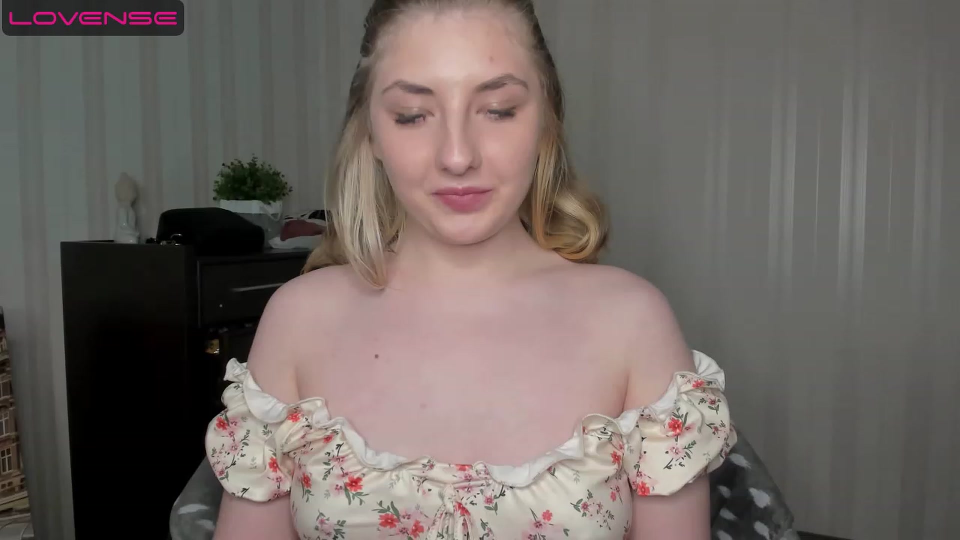 Gallery image thumbnail from WhitePerl's myfreecams stream on, 05/14/2023, 20:57 image 18 of 20