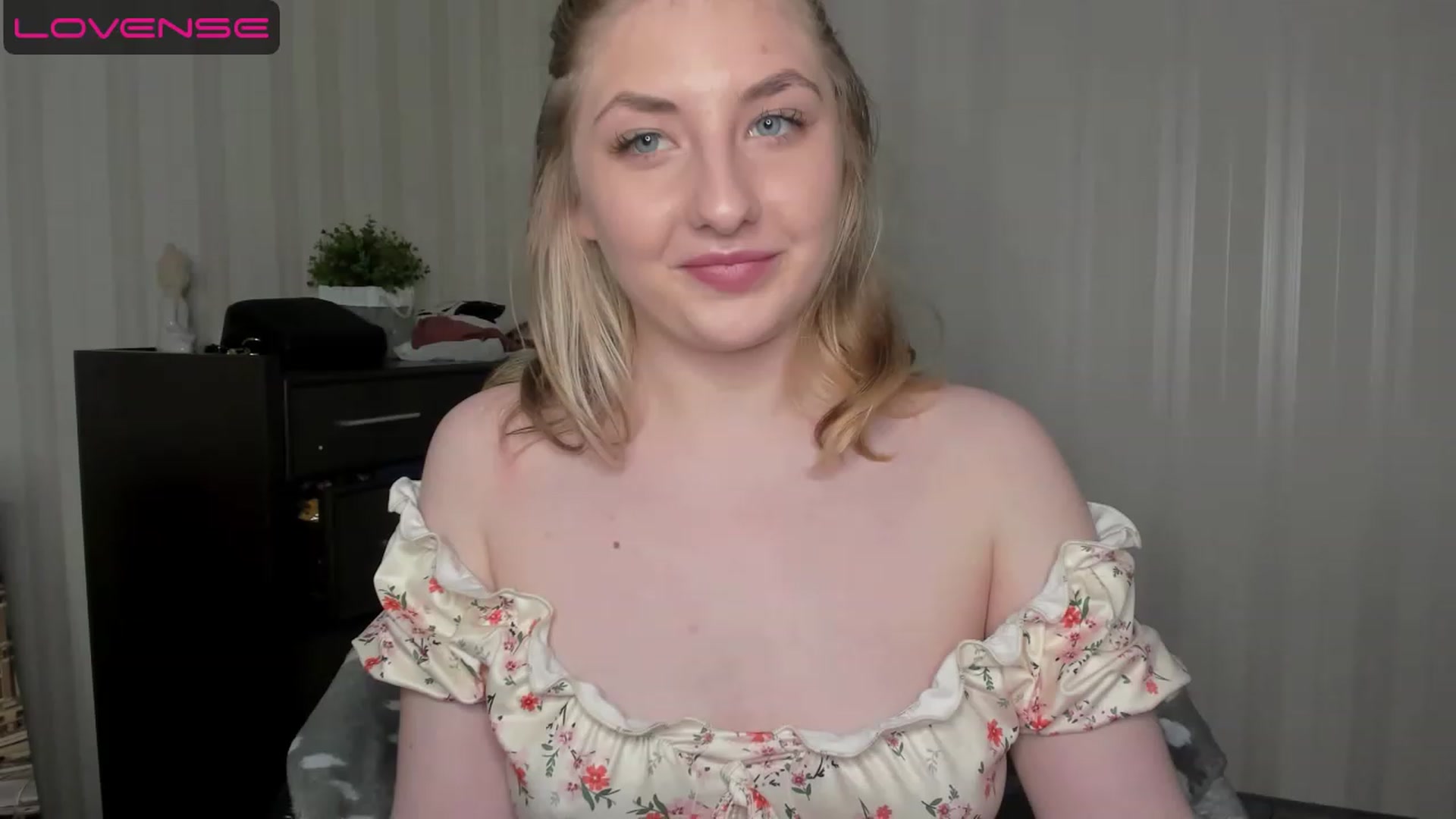 Gallery image thumbnail from WhitePerl's myfreecams stream on, 05/14/2023, 20:57 image 5 of 20
