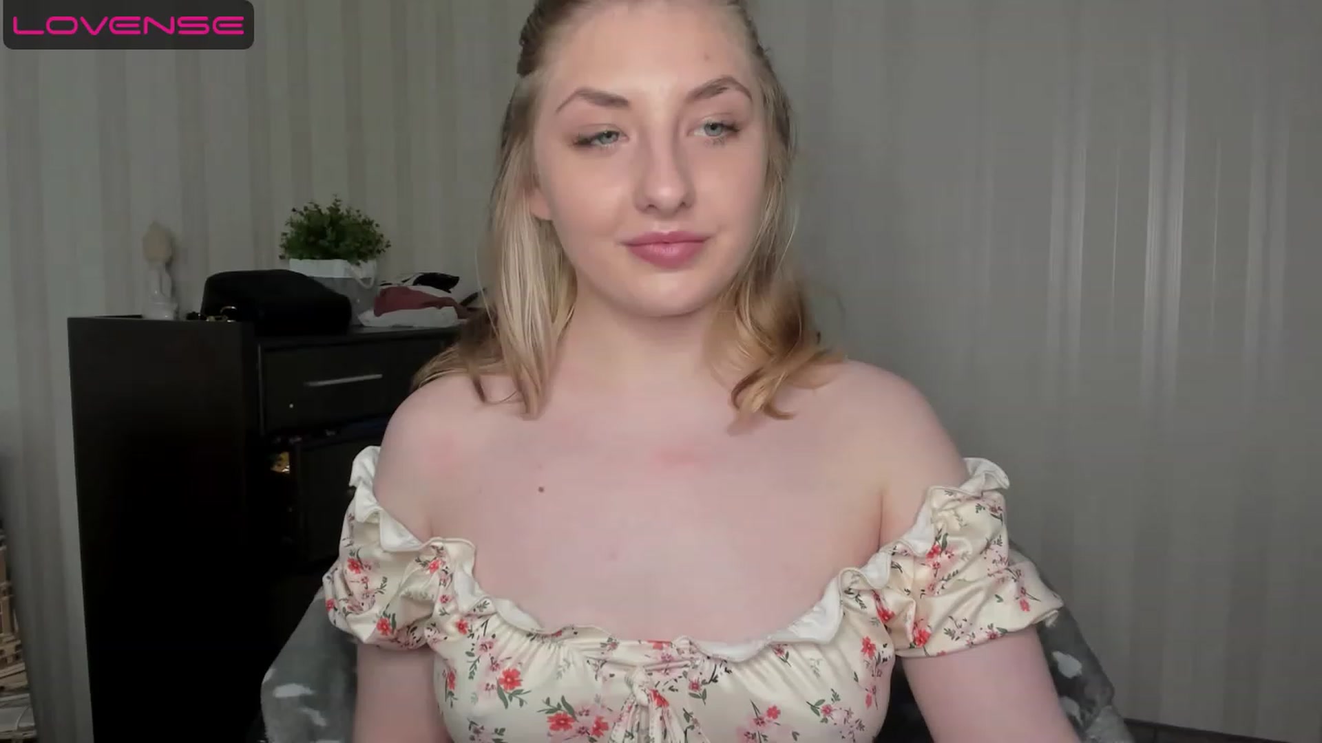 Gallery image thumbnail from WhitePerl's myfreecams stream on, 05/14/2023, 20:57 image 4 of 20