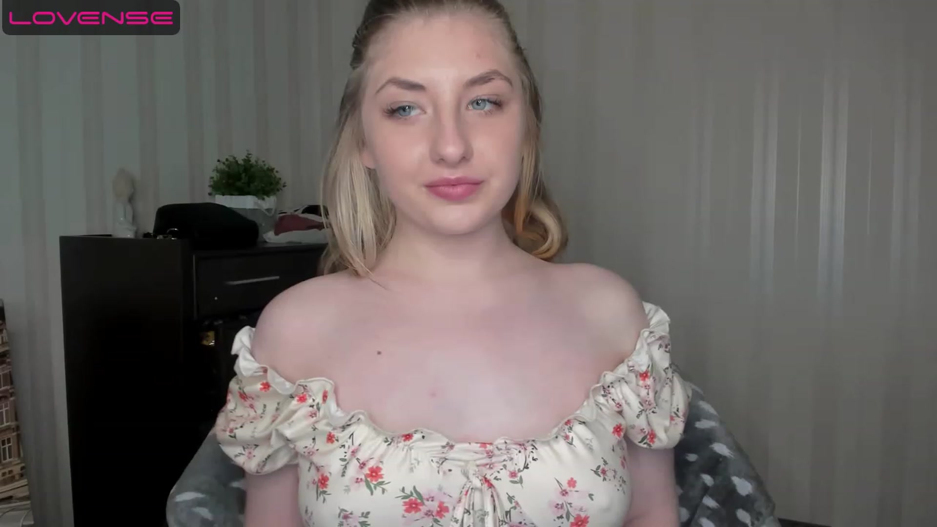 Gallery image thumbnail from WhitePerl's myfreecams stream on, 05/14/2023, 20:57 image 17 of 20