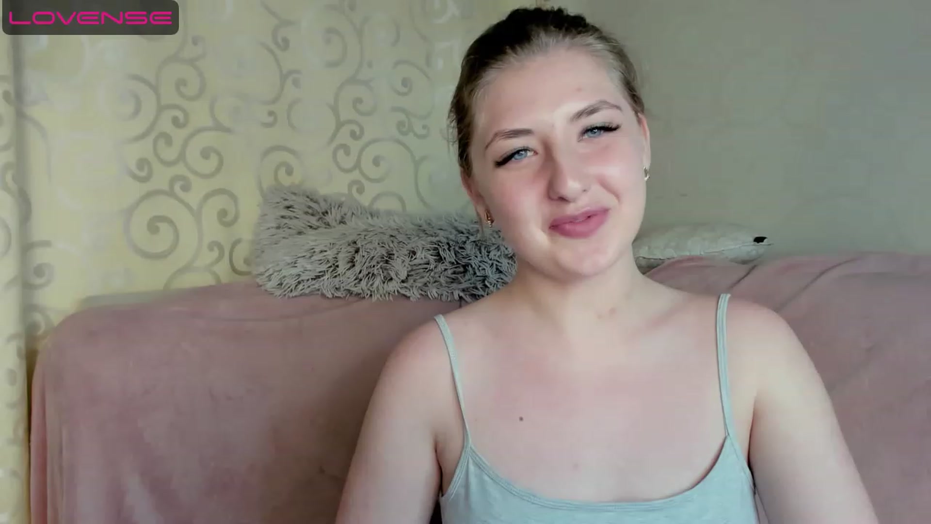 Gallery image thumbnail from WhitePerl's myfreecams stream on, 05/19/2023, 08:03 image 17 of 20